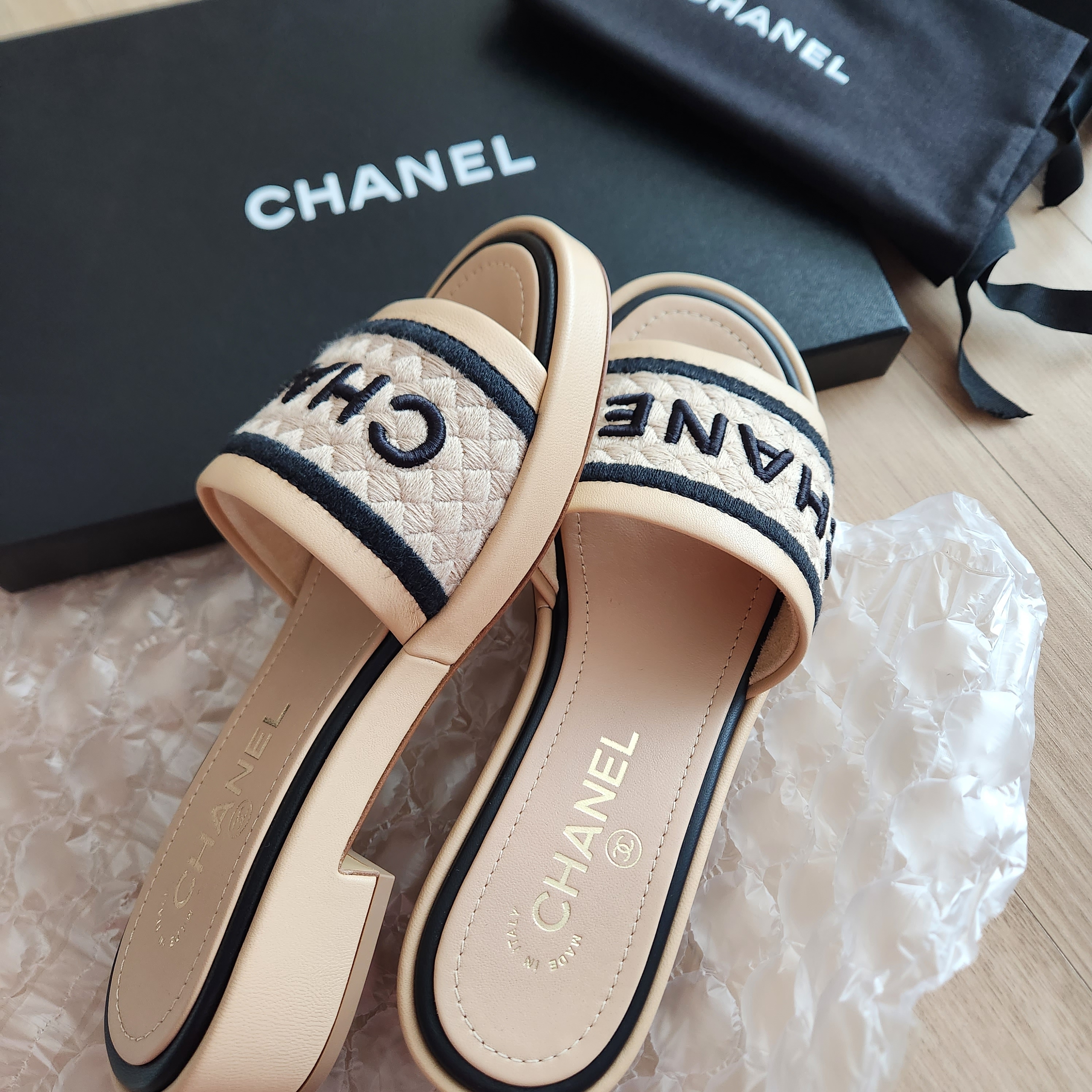 (W) Chanel Mules Lambskin Embroideries & Beige Black 착용 스타일 - 2