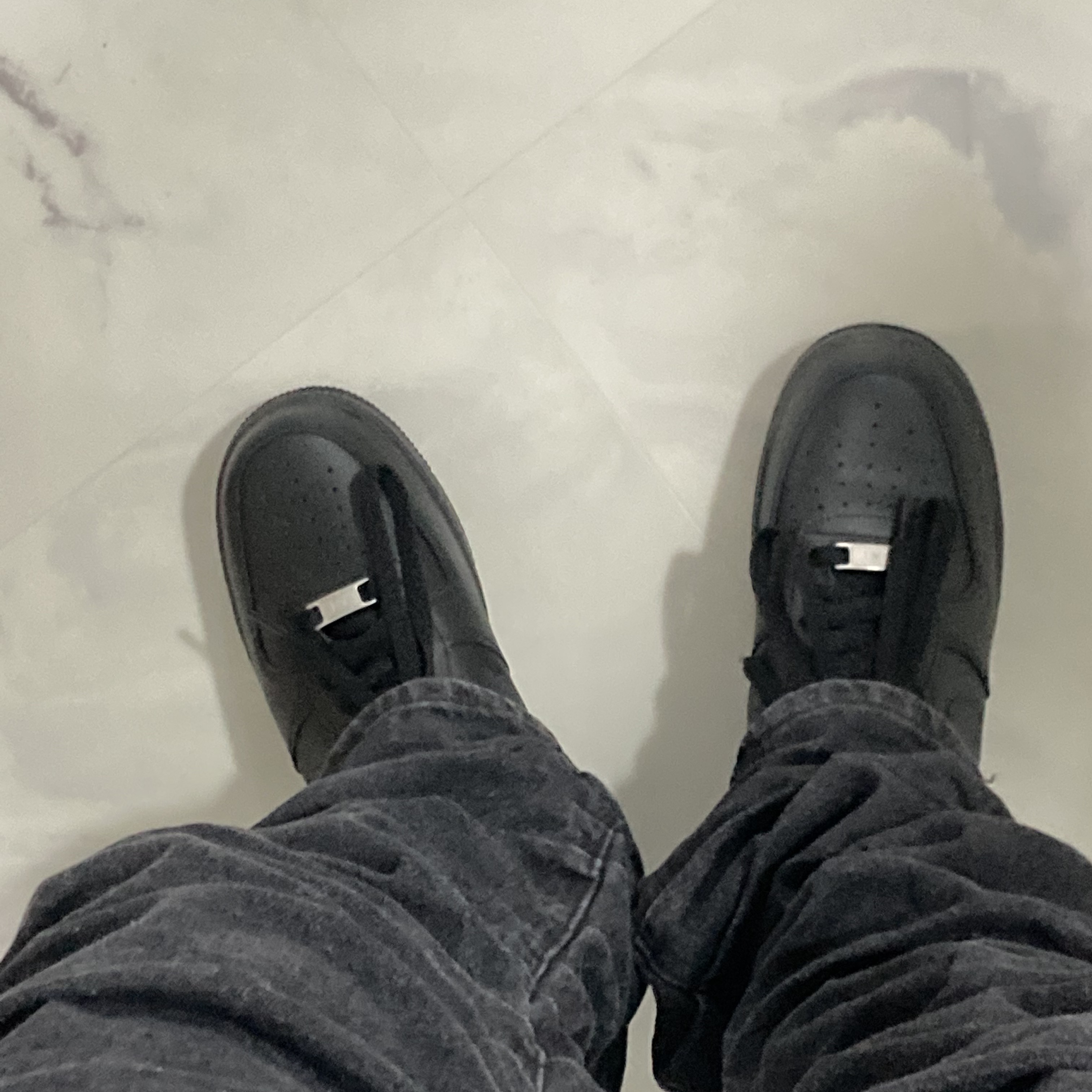 Nike Air Force 1 '07 Low Triple Black 착용 스타일 - 2