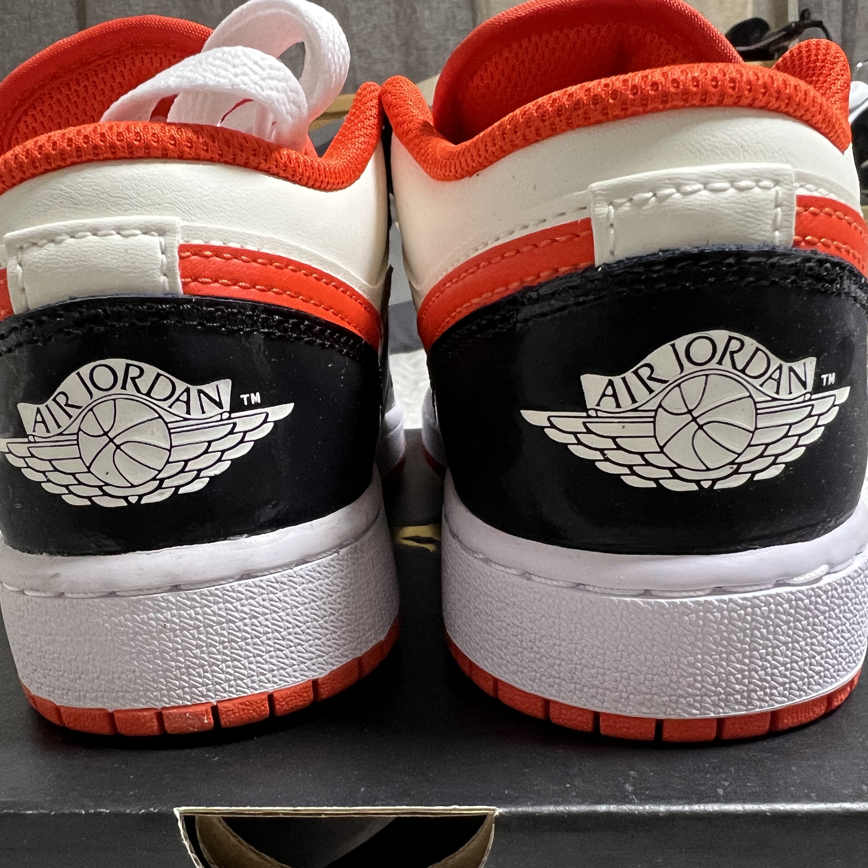 (GS) Jordan 1 Low SE Team Orange Black 착용 스타일 - 3