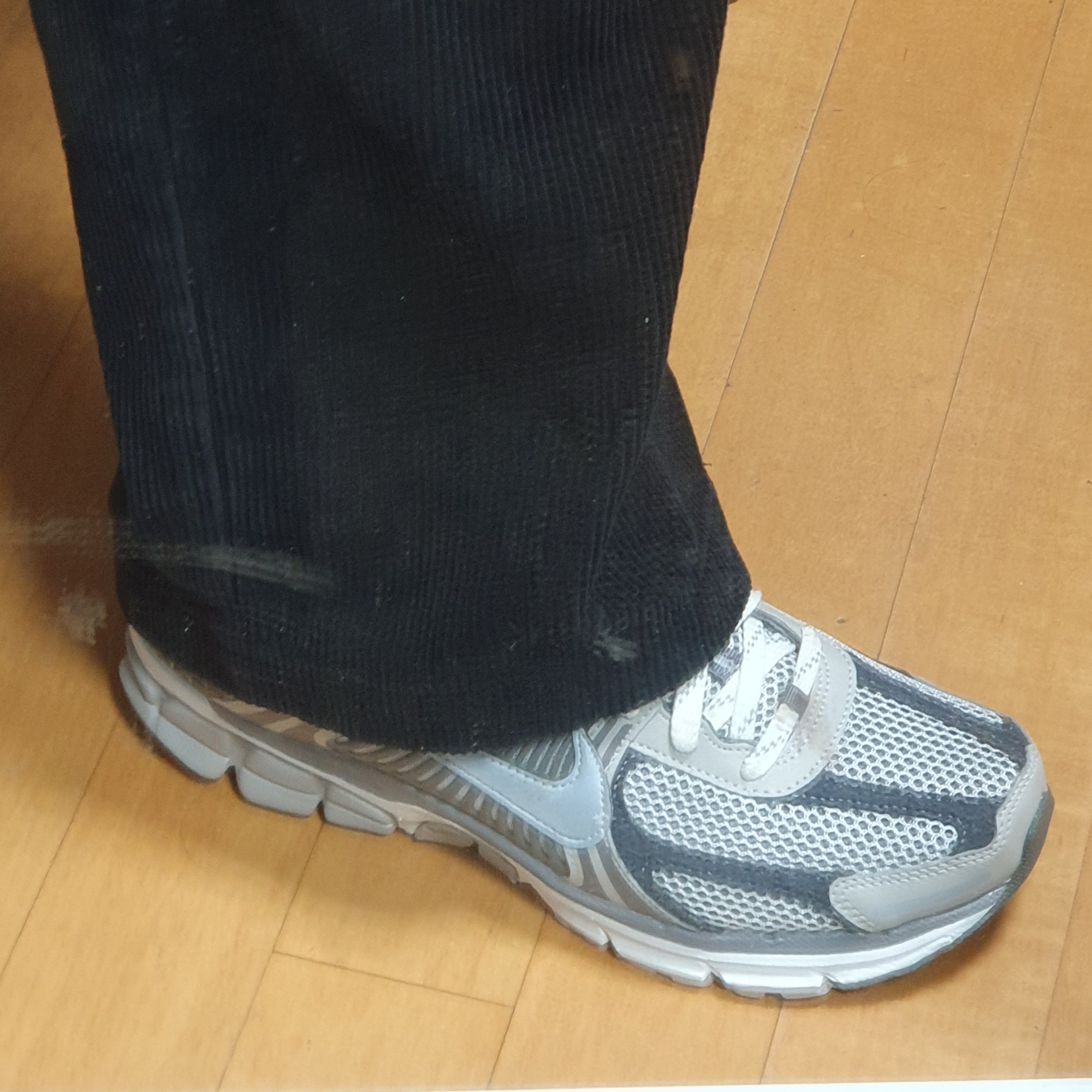 Nike Zoom Vomero 5 PRM Light Iron Ore and Flat Fewter 착용 스타일
