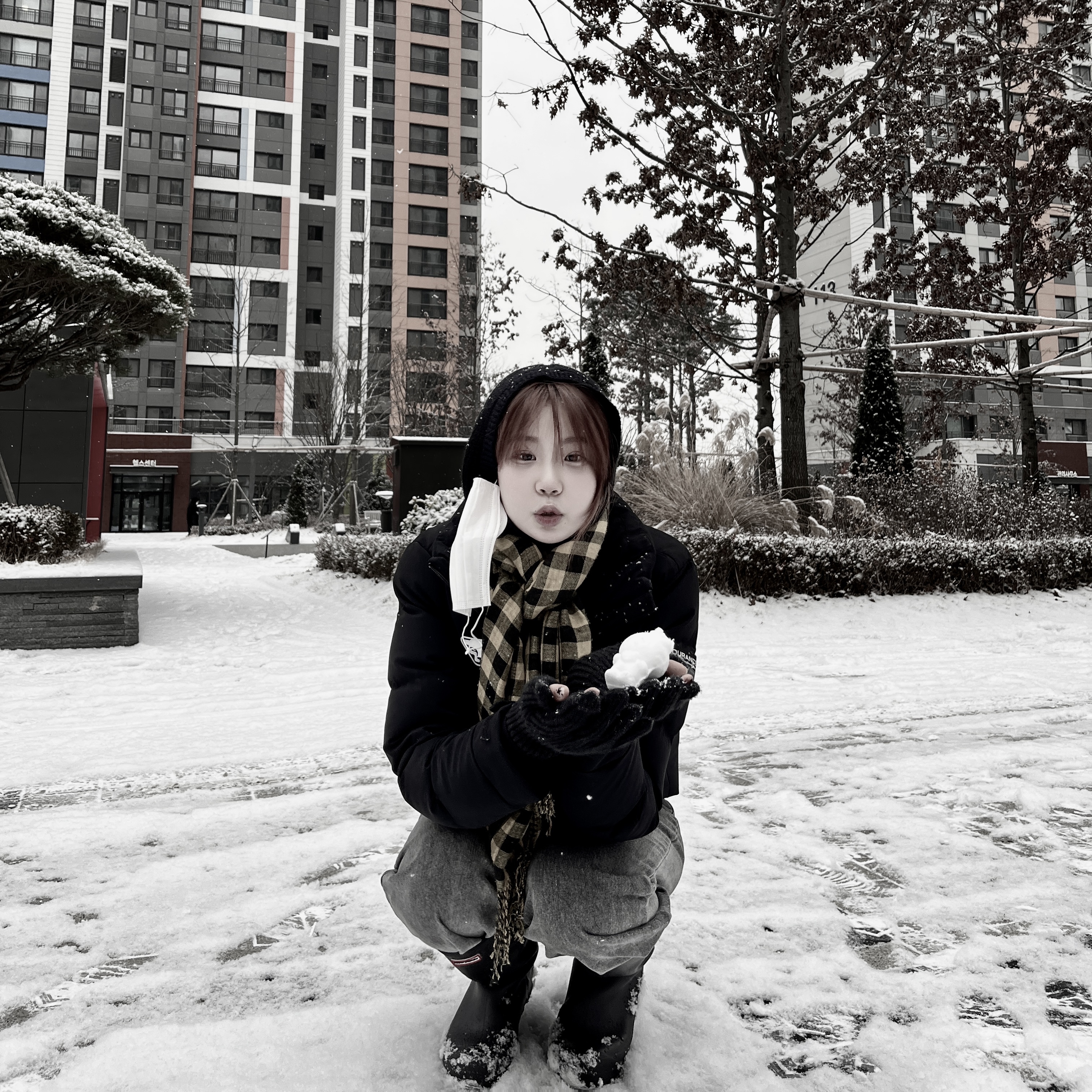 (W) Hunter Play Tall Wellington Rain Boots Black 착용 스타일 - 2