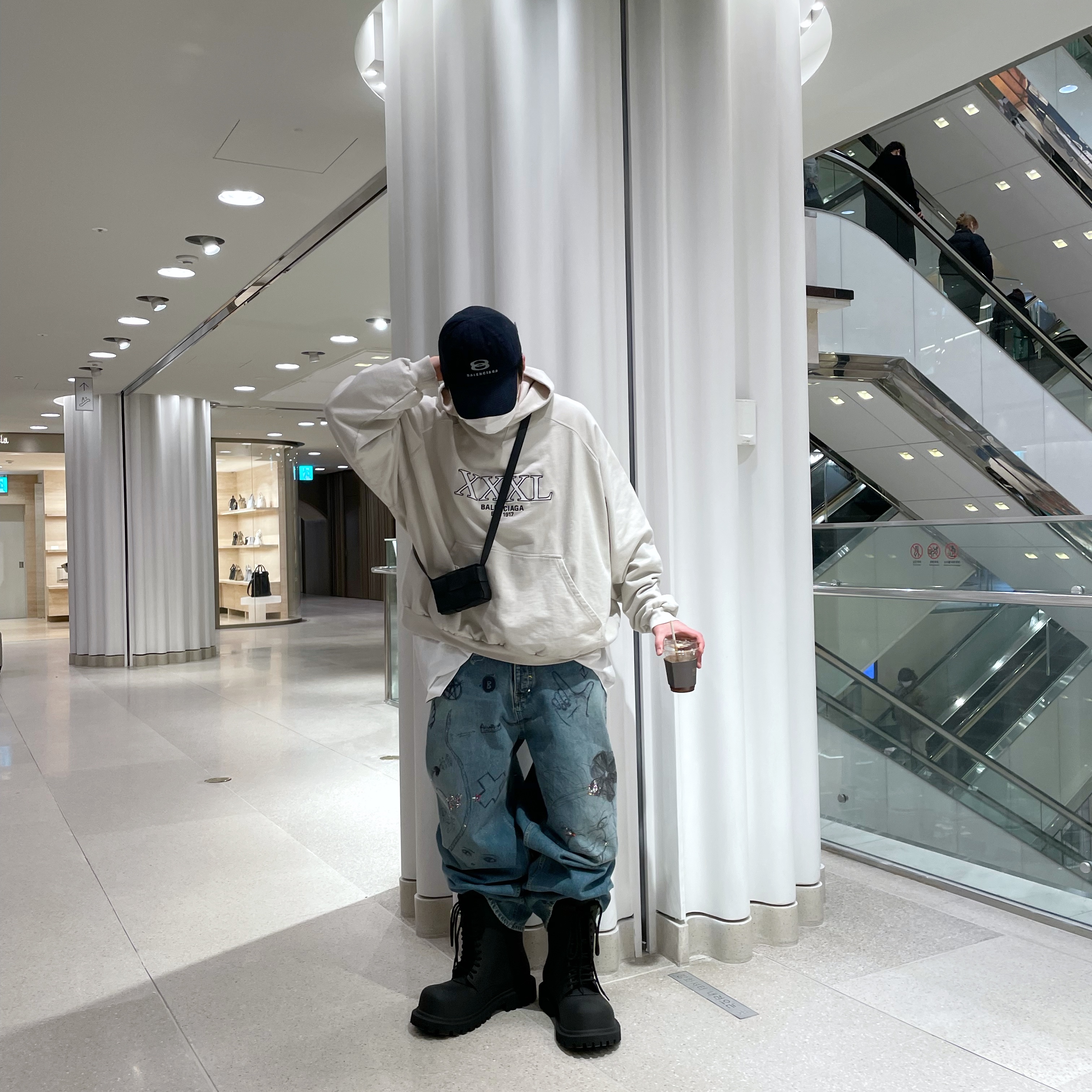 Balenciaga XL Army Boots Full Eva Black, Balenciaga 3XL Patched T-Shirt Hoodie Oversized Off White 착용 스타일 - 1
