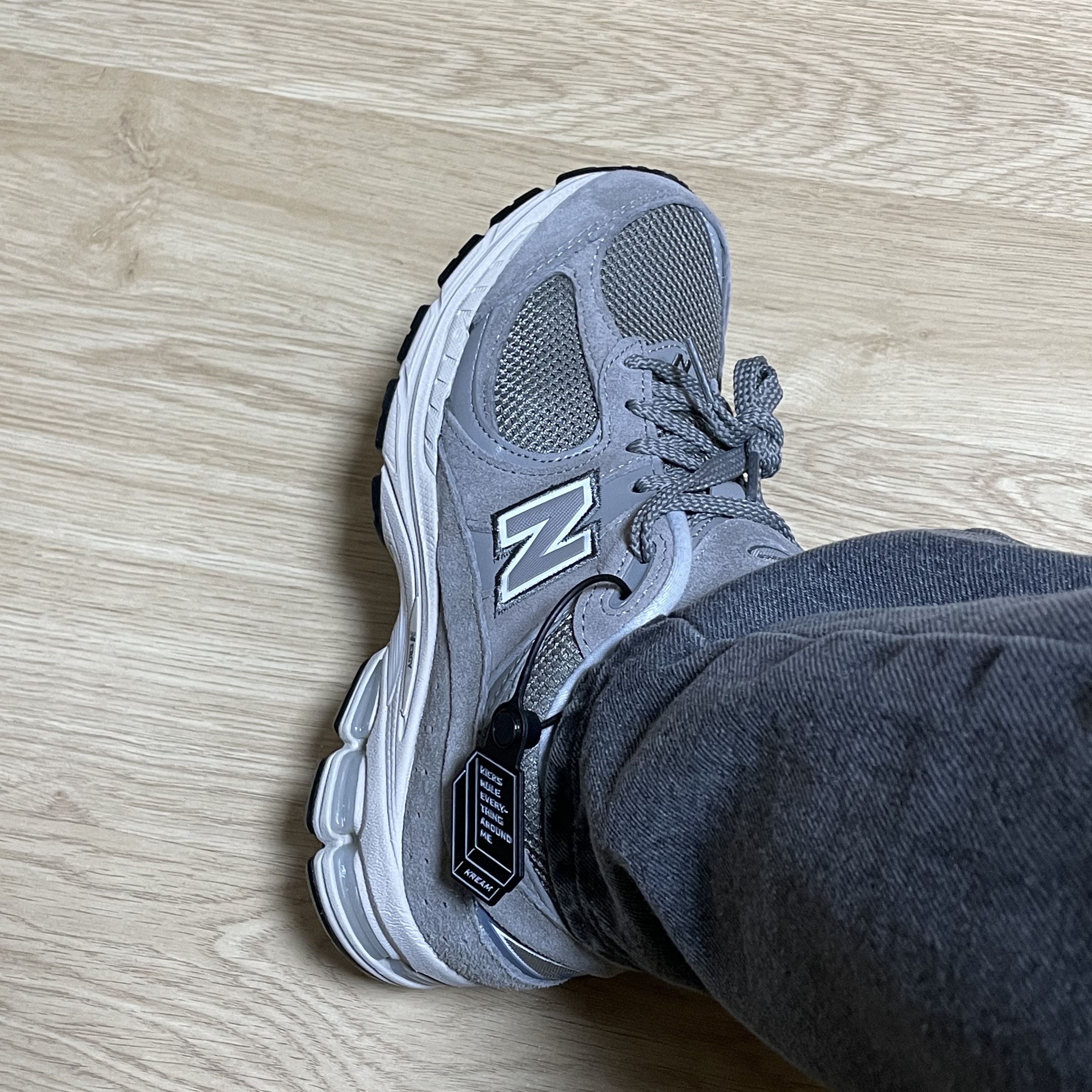 New Balance 2002R Grey 착용 스타일 - 2