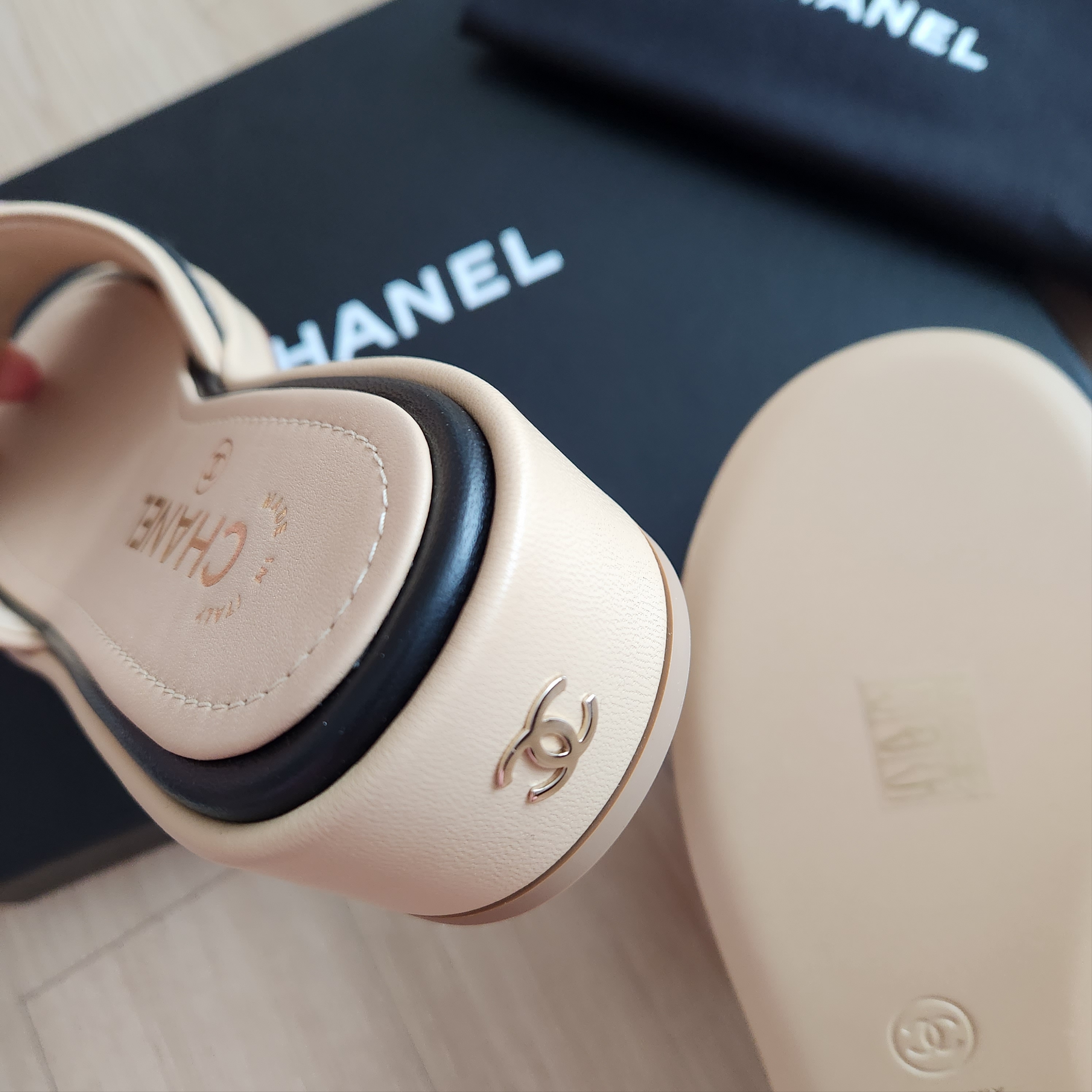 (W) Chanel Mules Lambskin Embroideries & Beige Black 착용 스타일 - 3