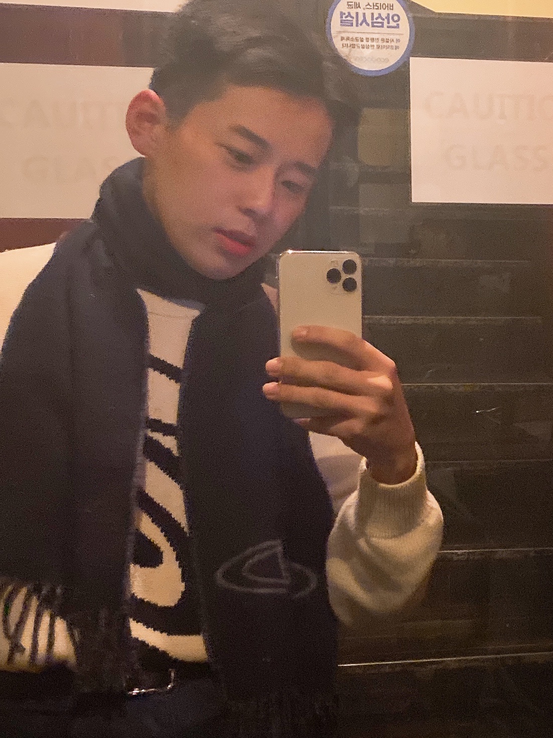 Vivienne Westwood Two Side Single Orb Muffler Navy Blue, Stussy Curly S Sweater Natural 착용 스타일
