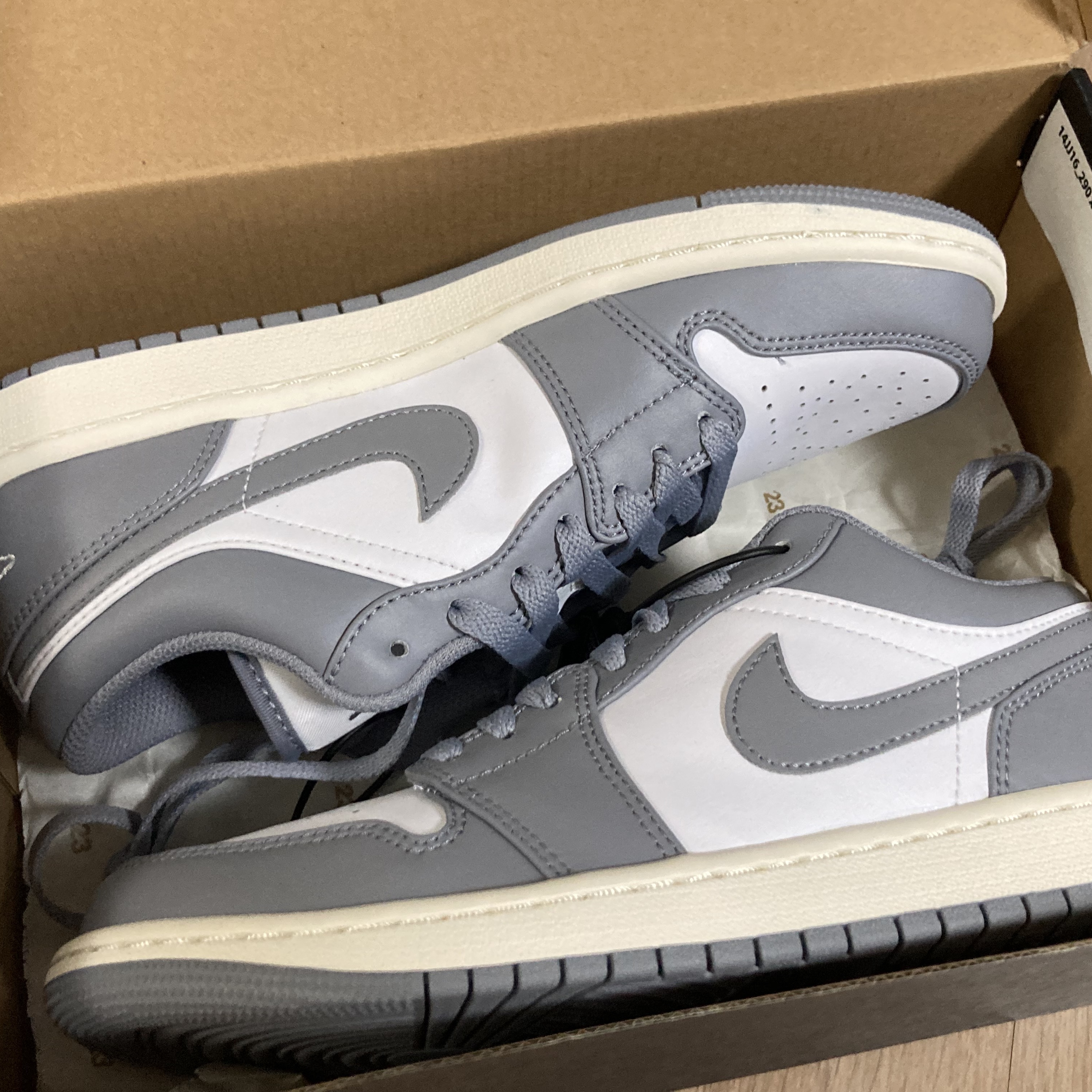 Jordan 1 Low Stealth and White 착용 스타일 - 2