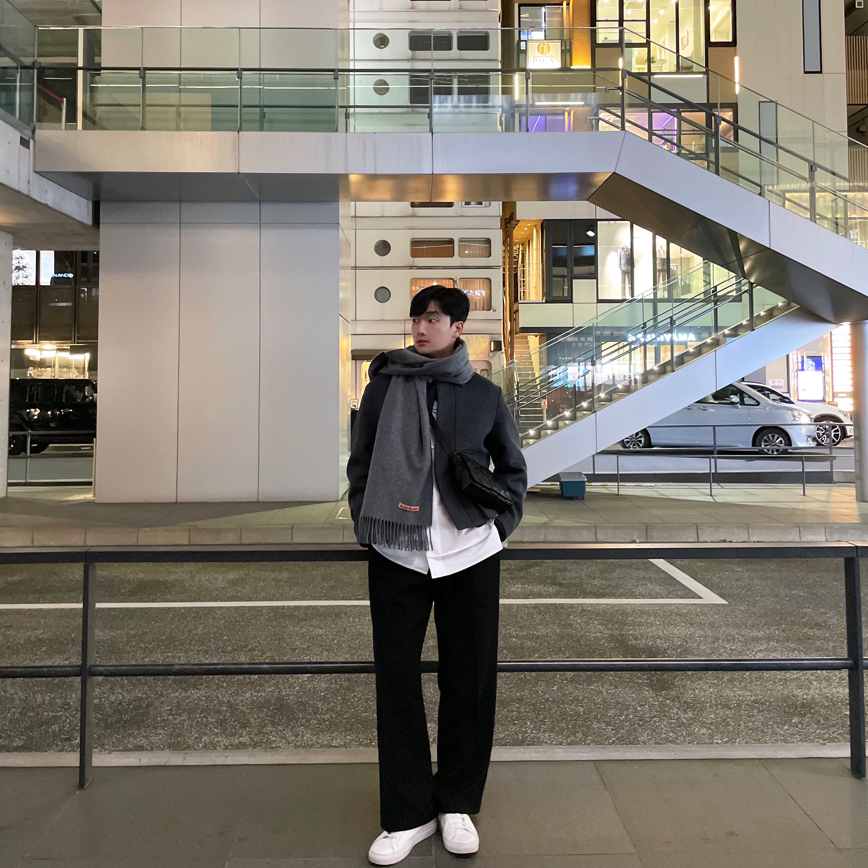 Acne Studios Narrow Wool Fringe Muffler Grey Melange, Bottega Veneta Leather Cassette Black 착용 스타일
