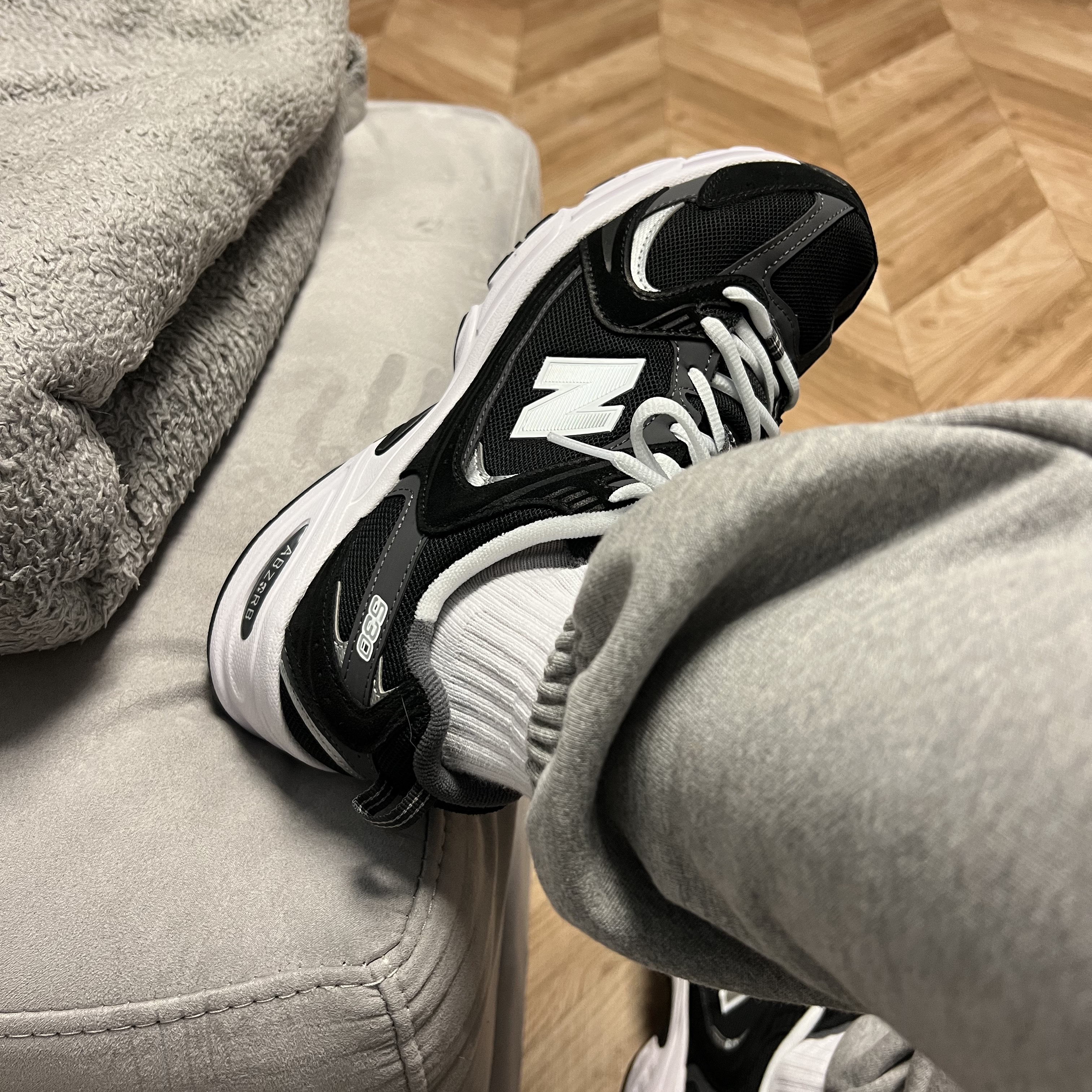 New Balance 530 Classic Black 착용 스타일 - 2