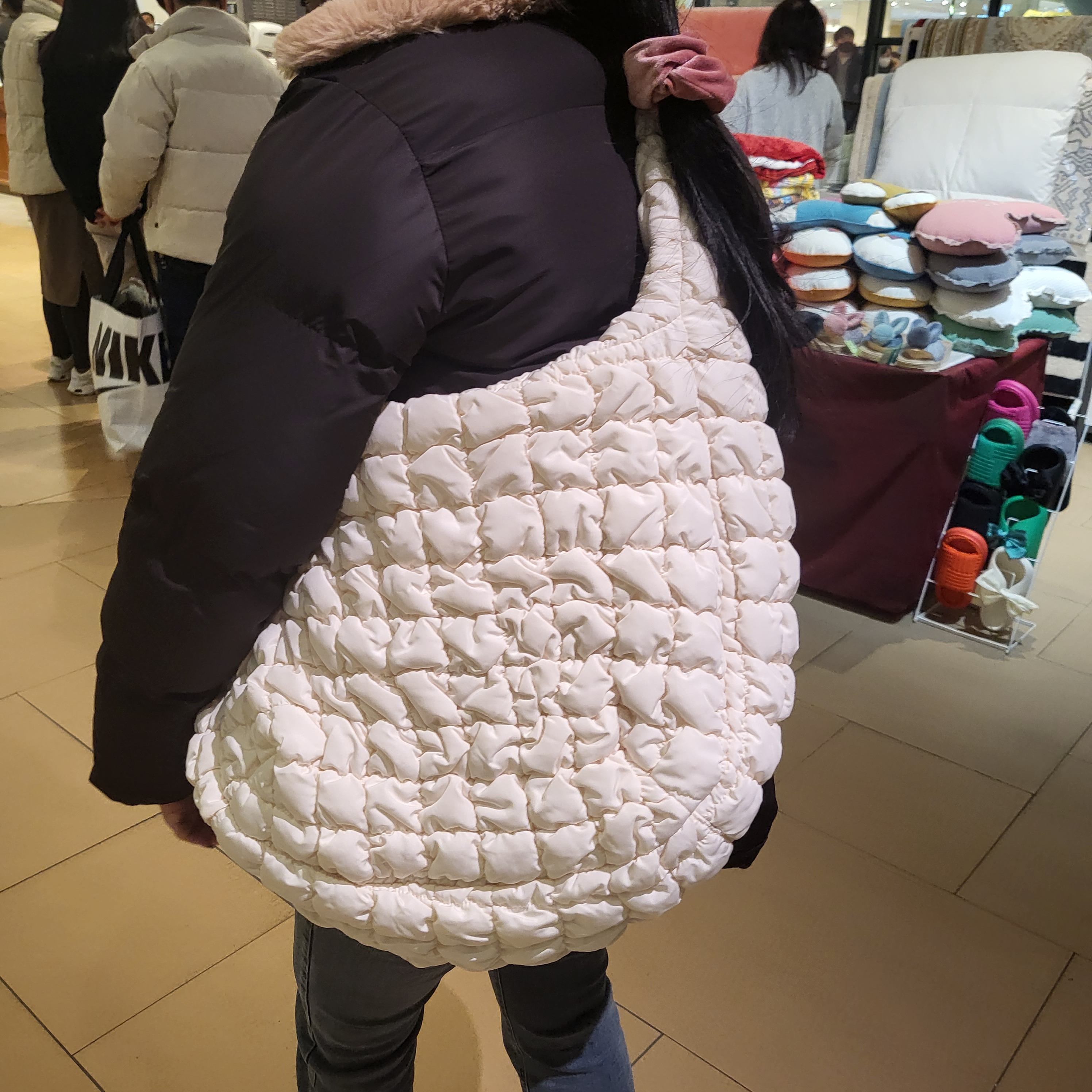 COS Quilted Oversized Shoulder Bag Off White Light Beige 착용 스타일