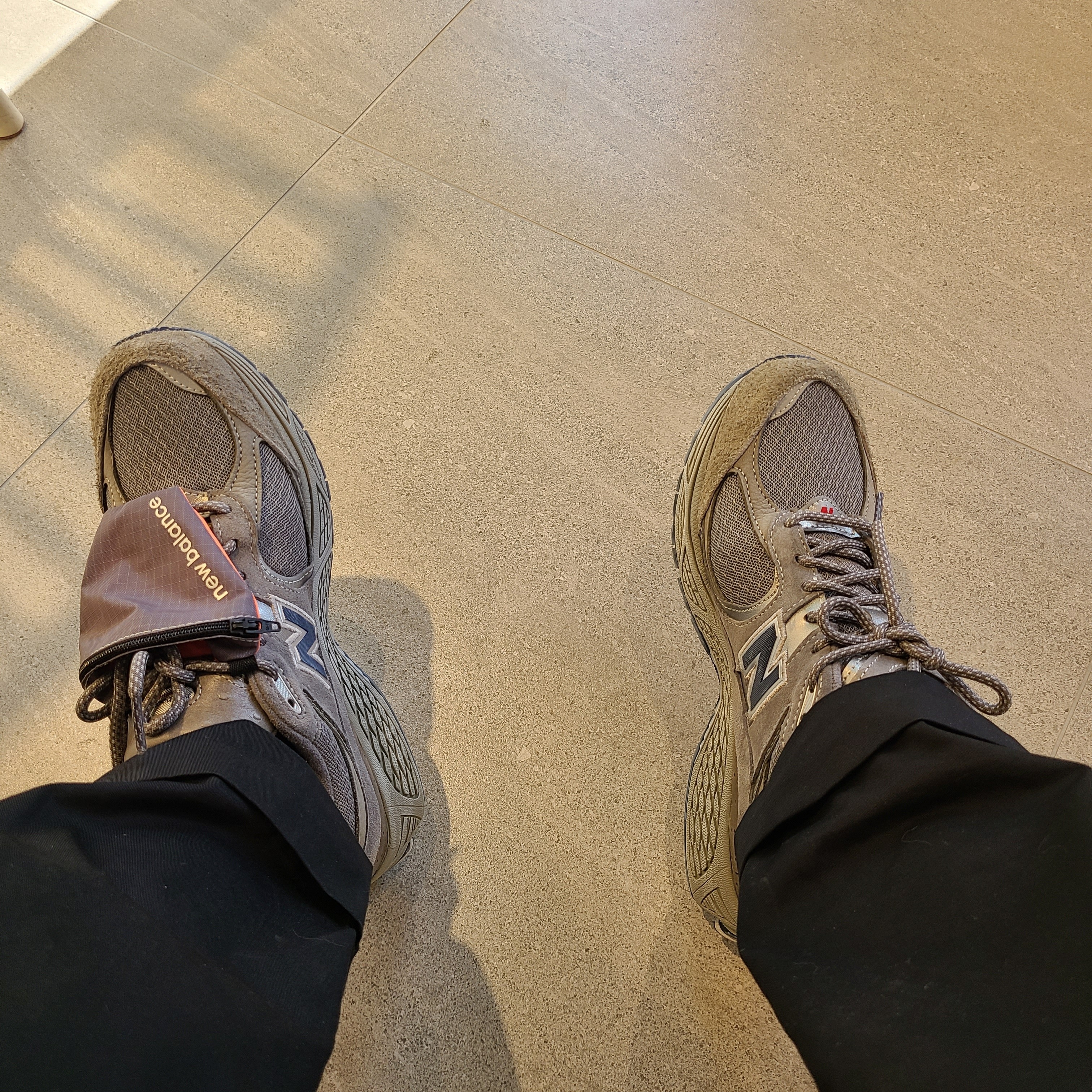 New Balance 2002R Premium Vintage Grey 착용 스타일 - 2