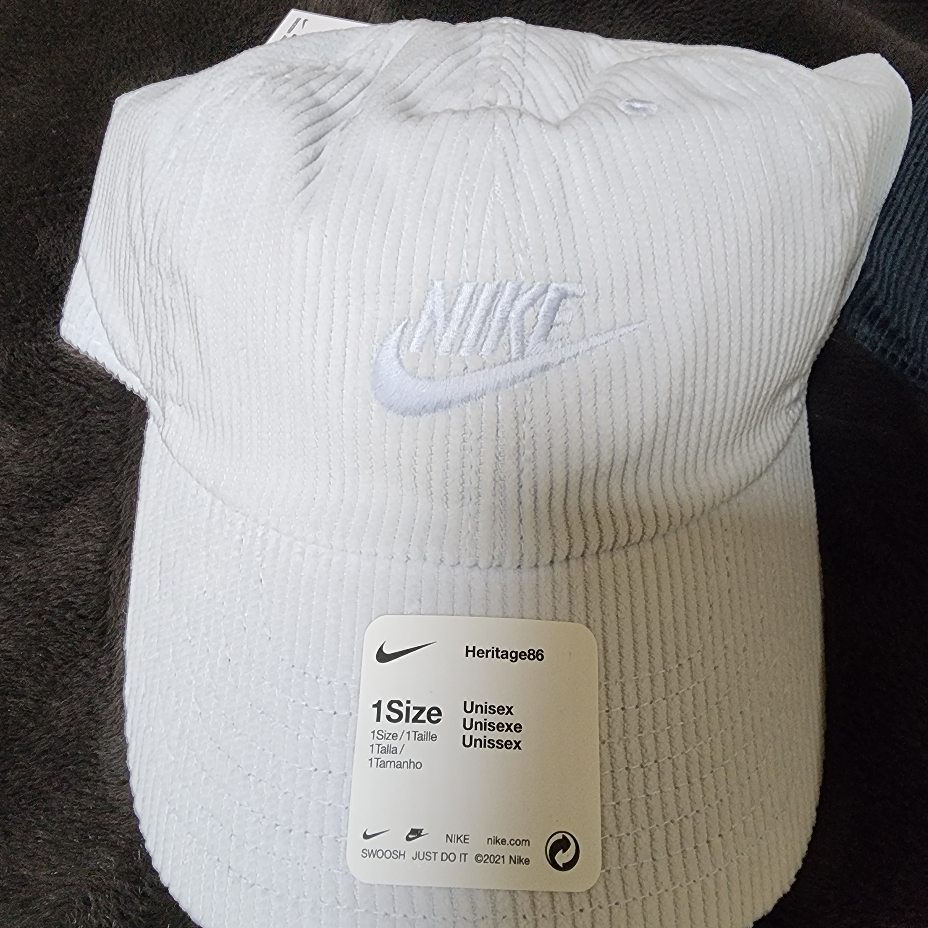 Nike Heritage 86 Corduroy Cap Black, Nike Heritage 86 Corduroy Cap White 착용 스타일 - 3