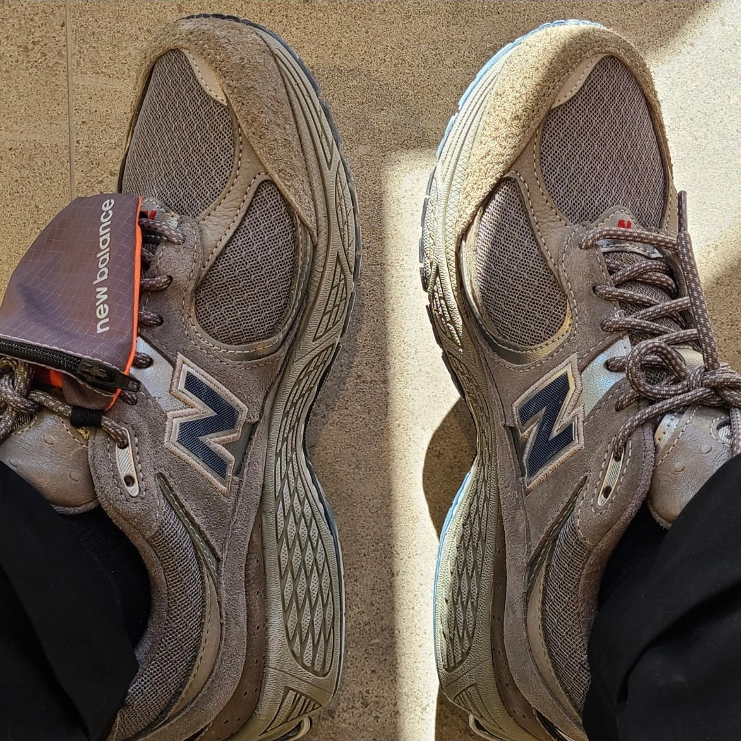 New Balance 2002R Premium Vintage Grey 착용 스타일 - 1