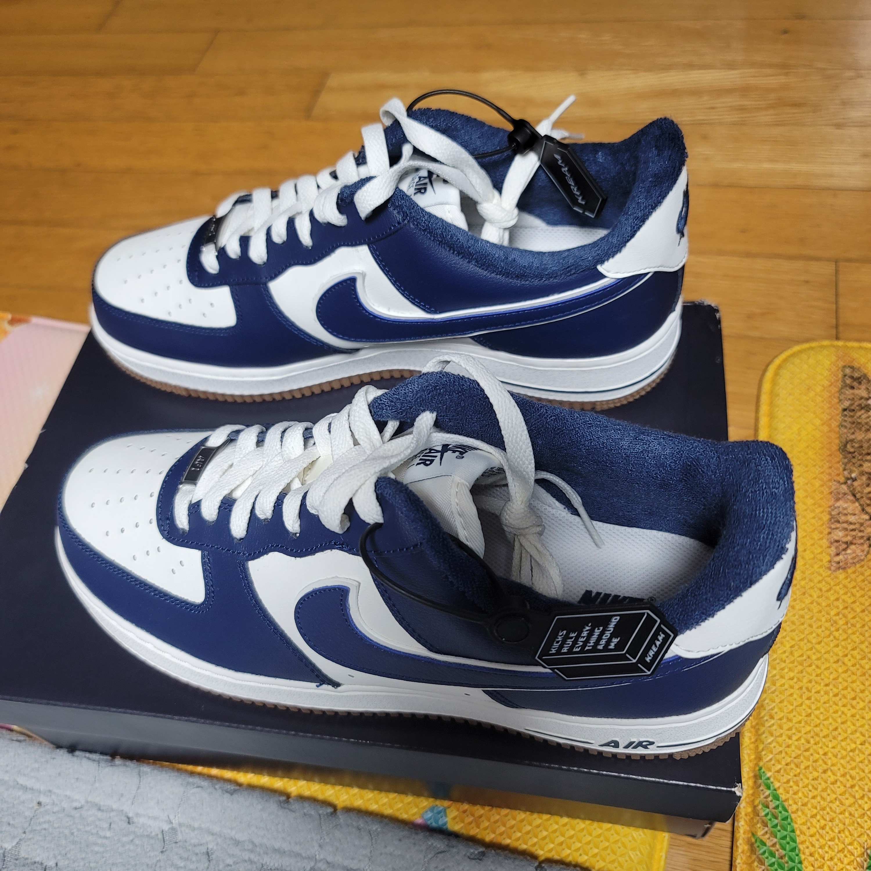 Nike Air Force 1 '07 LV8 Midnight Navy 착용 스타일 - 2