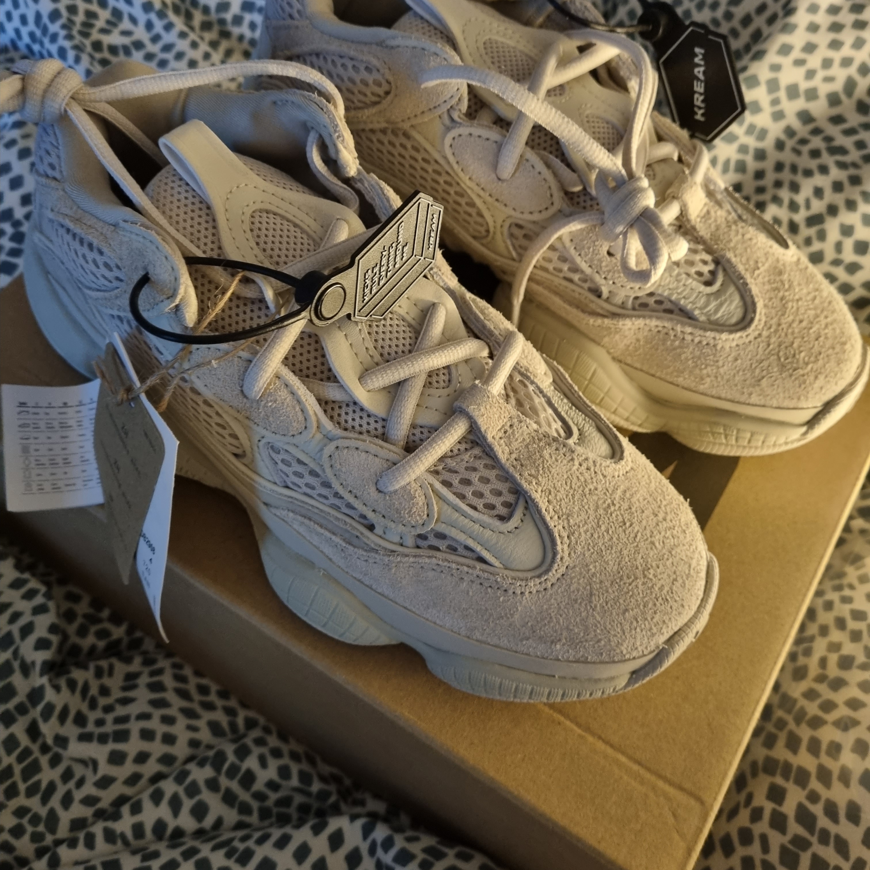 Adidas Yeezy 500 Blush 2022 착용 스타일