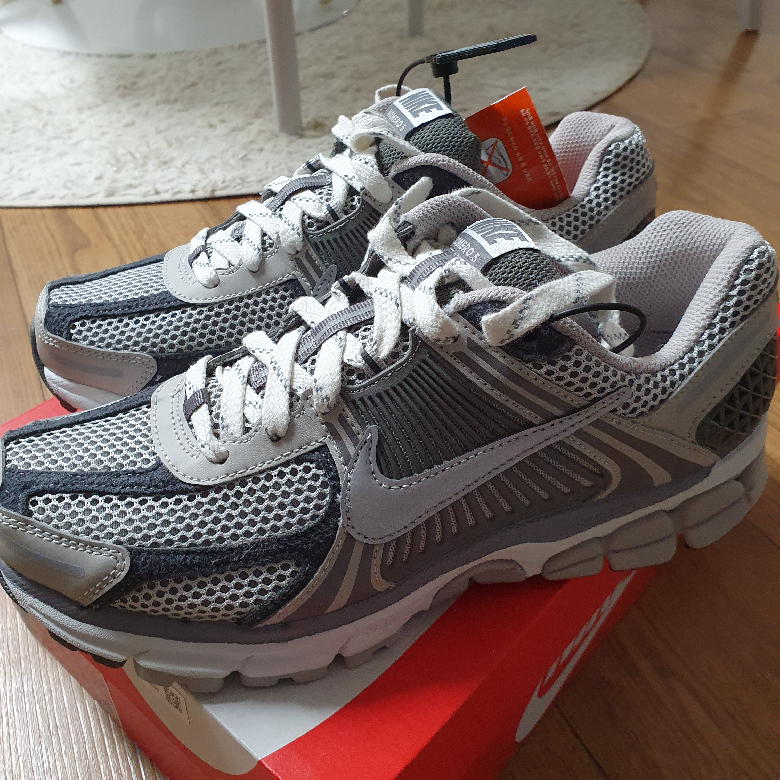 Nike Zoom Vomero 5 PRM Light Iron Ore and Flat Fewter 착용 스타일