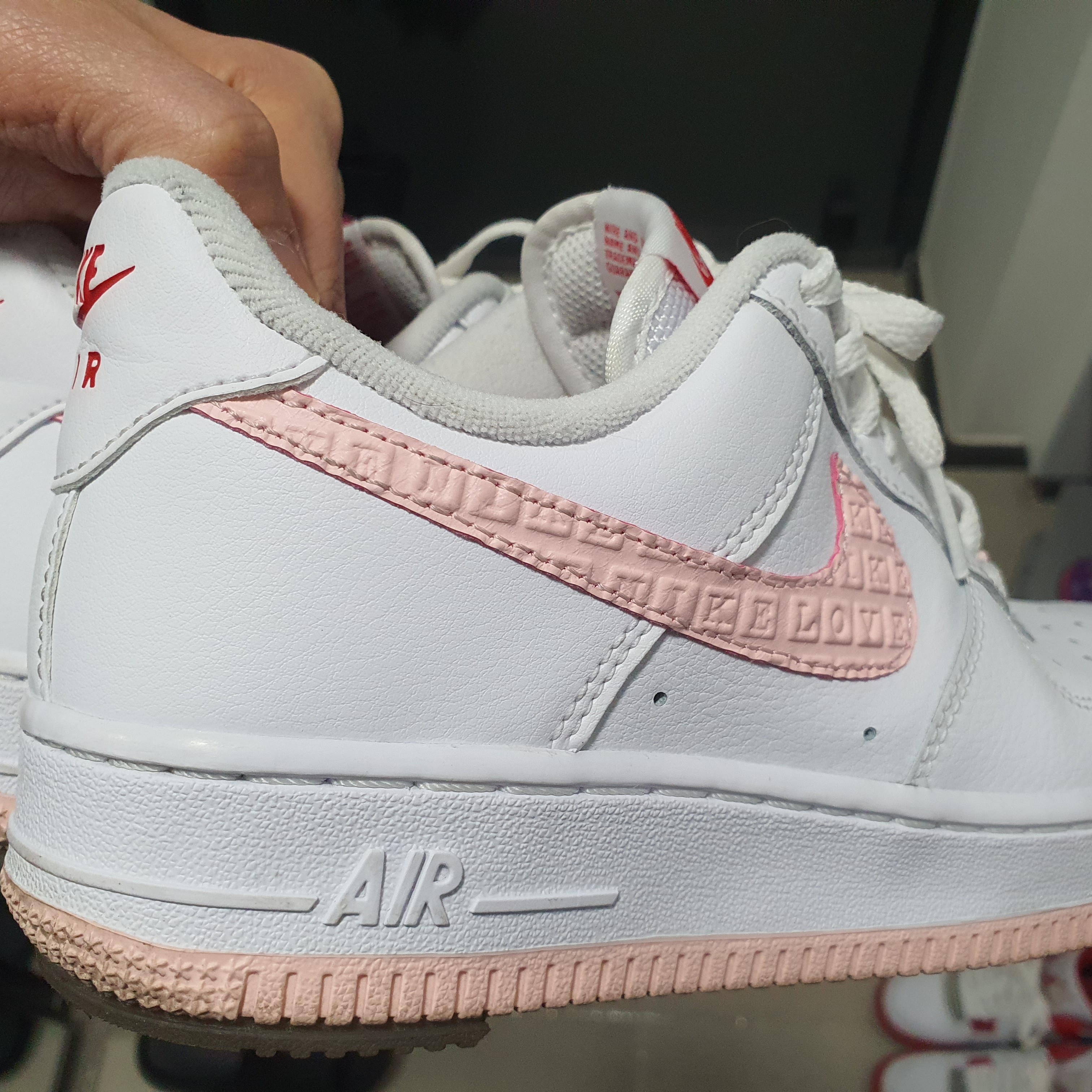 Nike Air Force 1 '07 Valentine's Day 2022 착용 스타일 - 2