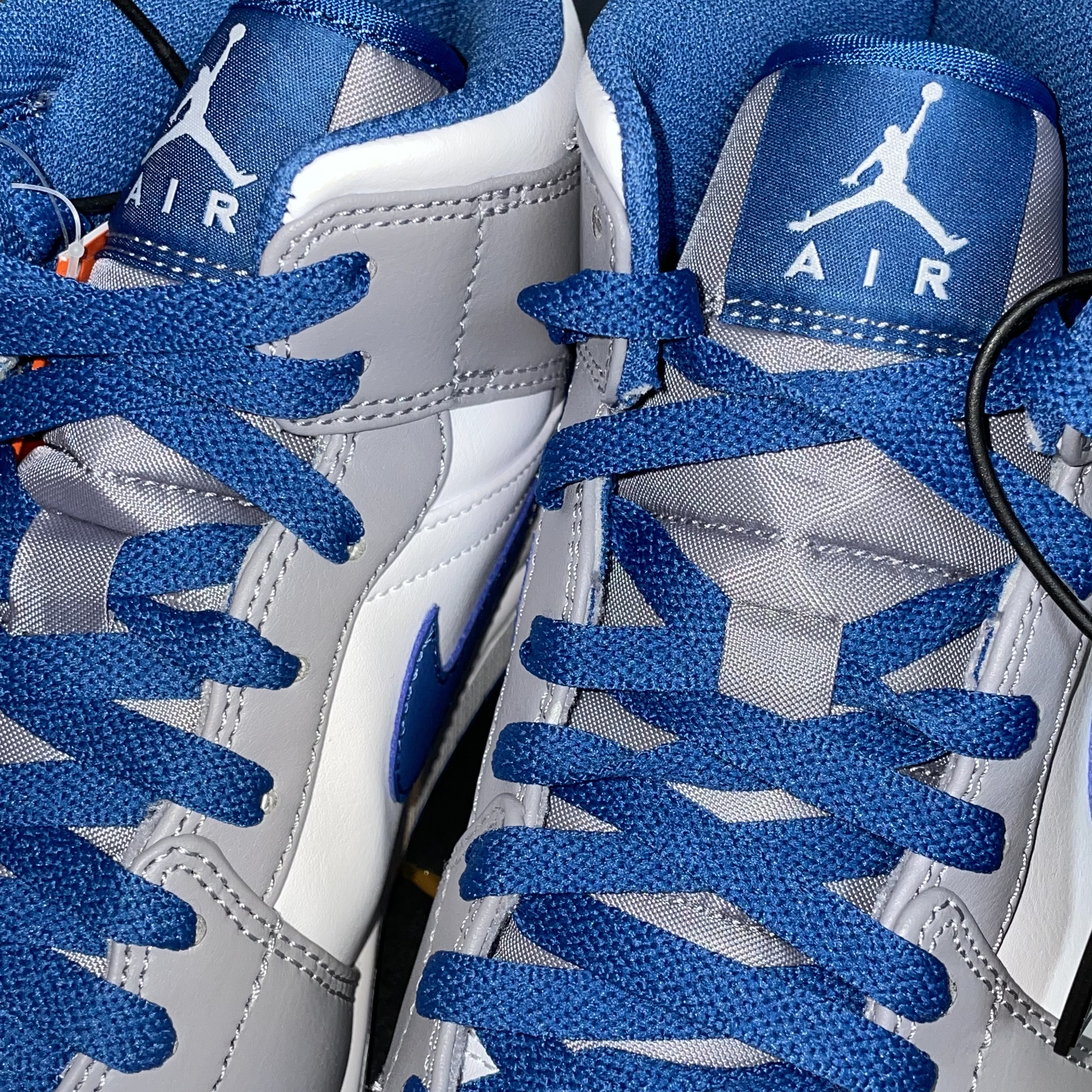 Jordan 1 Mid Cement Grey True Blue 착용 스타일 - 2