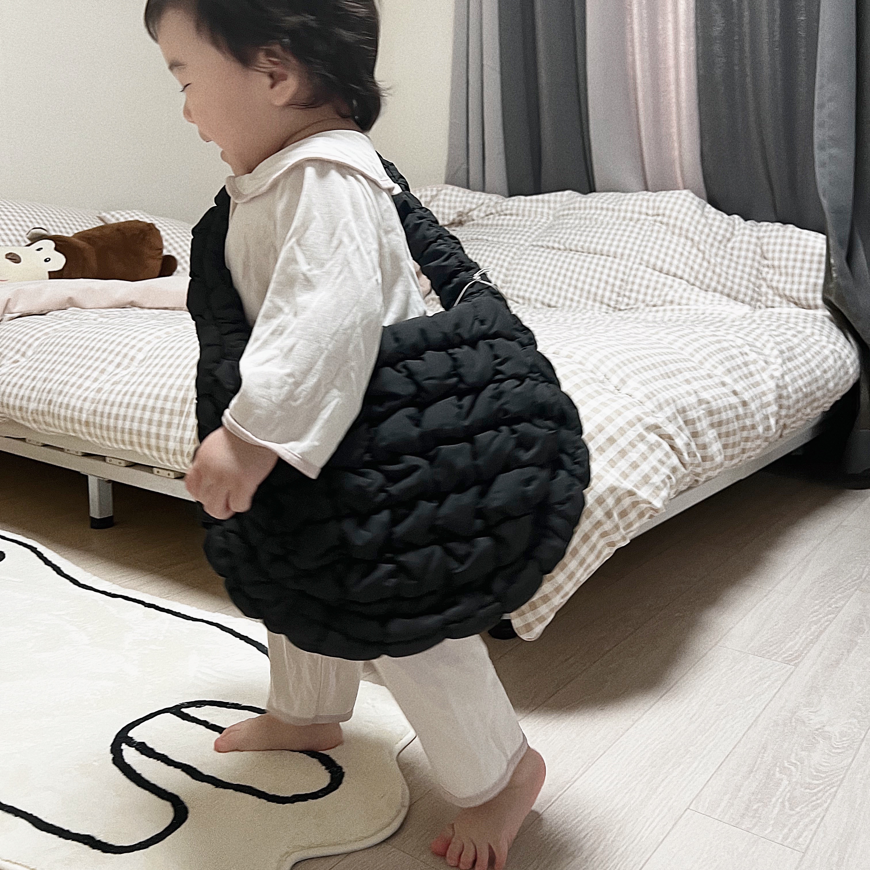 COS Quilted Mini Bag Black 착용 스타일 - 1