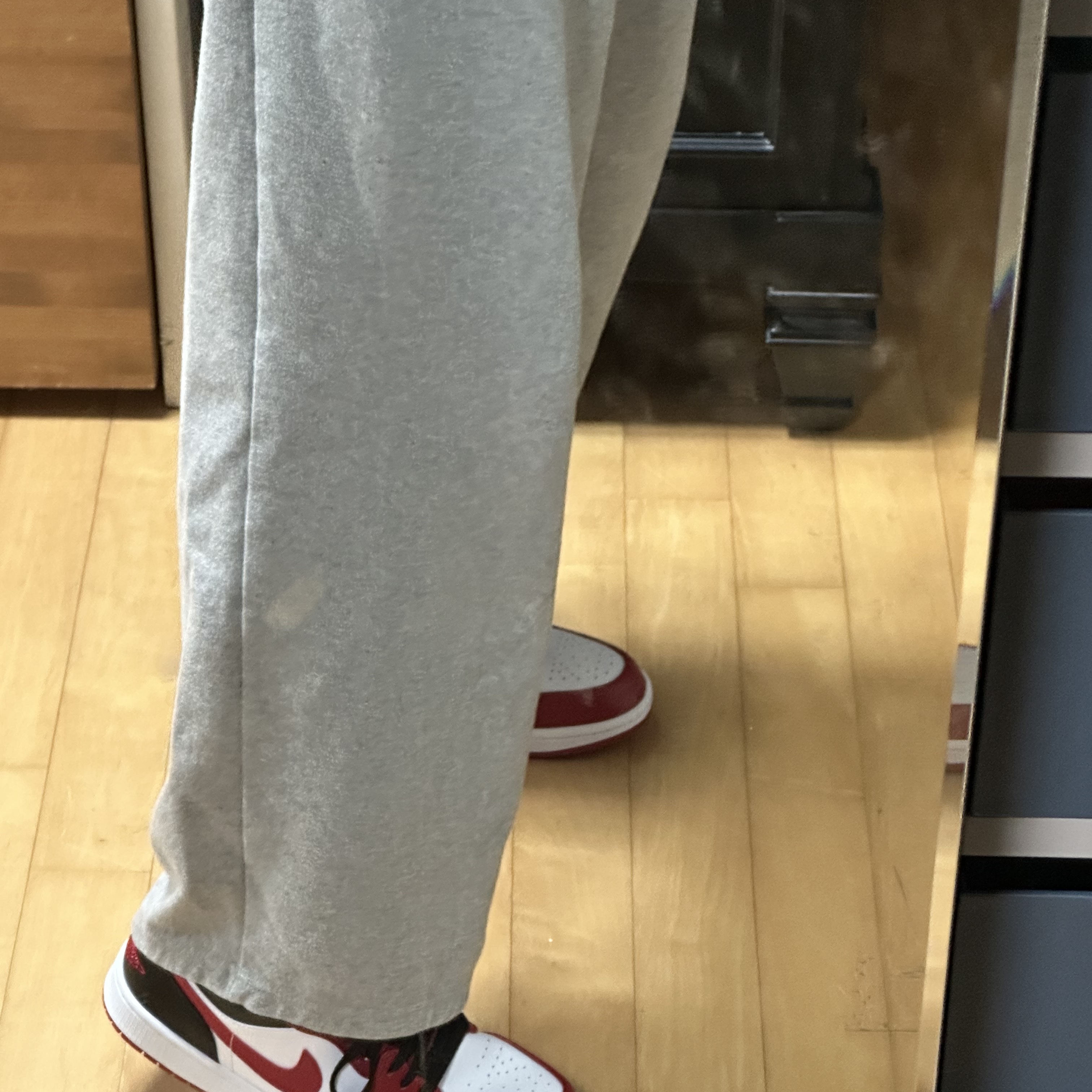 Jordan 1 Low White Gym Red Black 착용 스타일 - 1