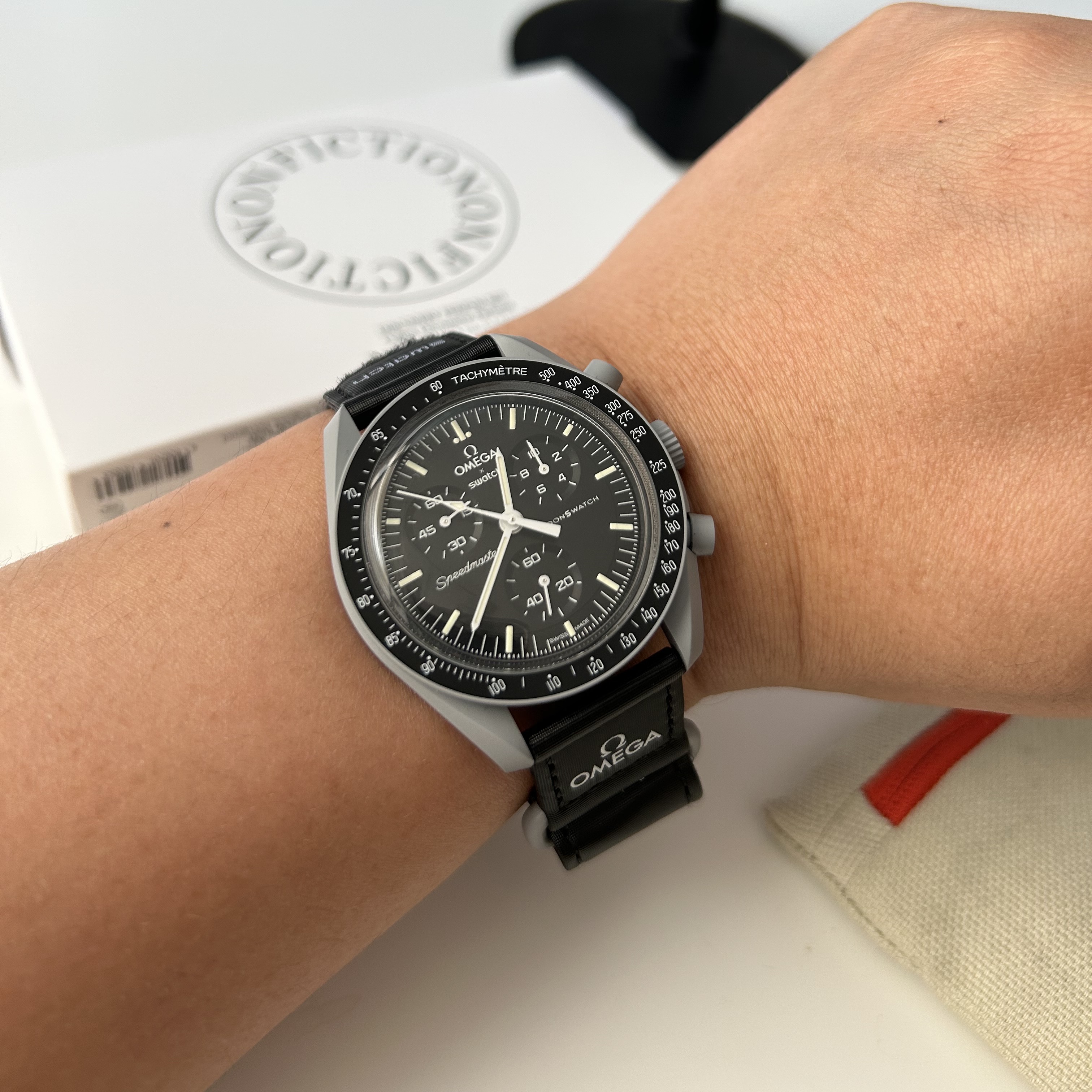 Swatch x Omega Bioceramic MoonSwatch Mission To The Moon 착용 스타일