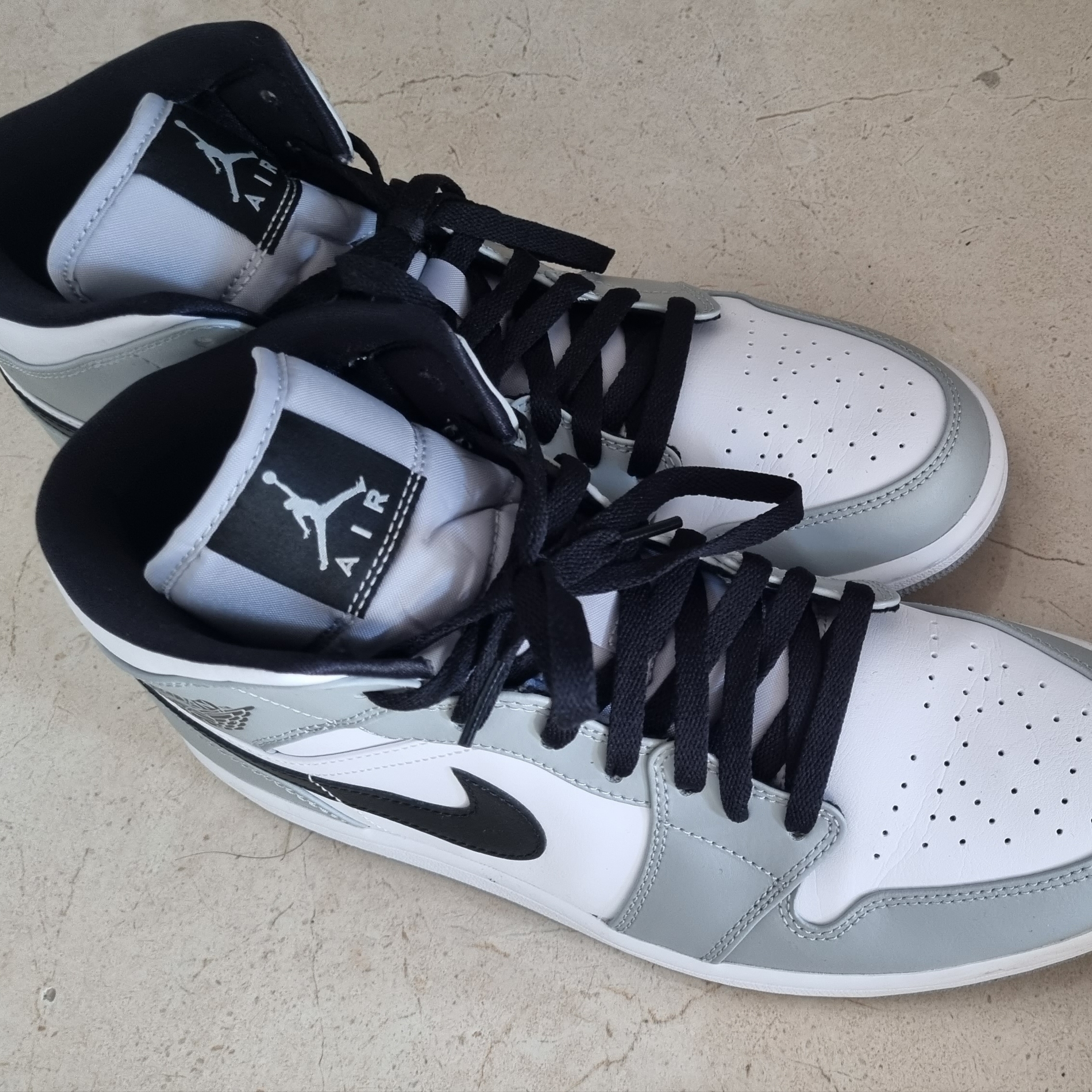 Jordan 1 Mid Light Smoke Grey 착용 스타일