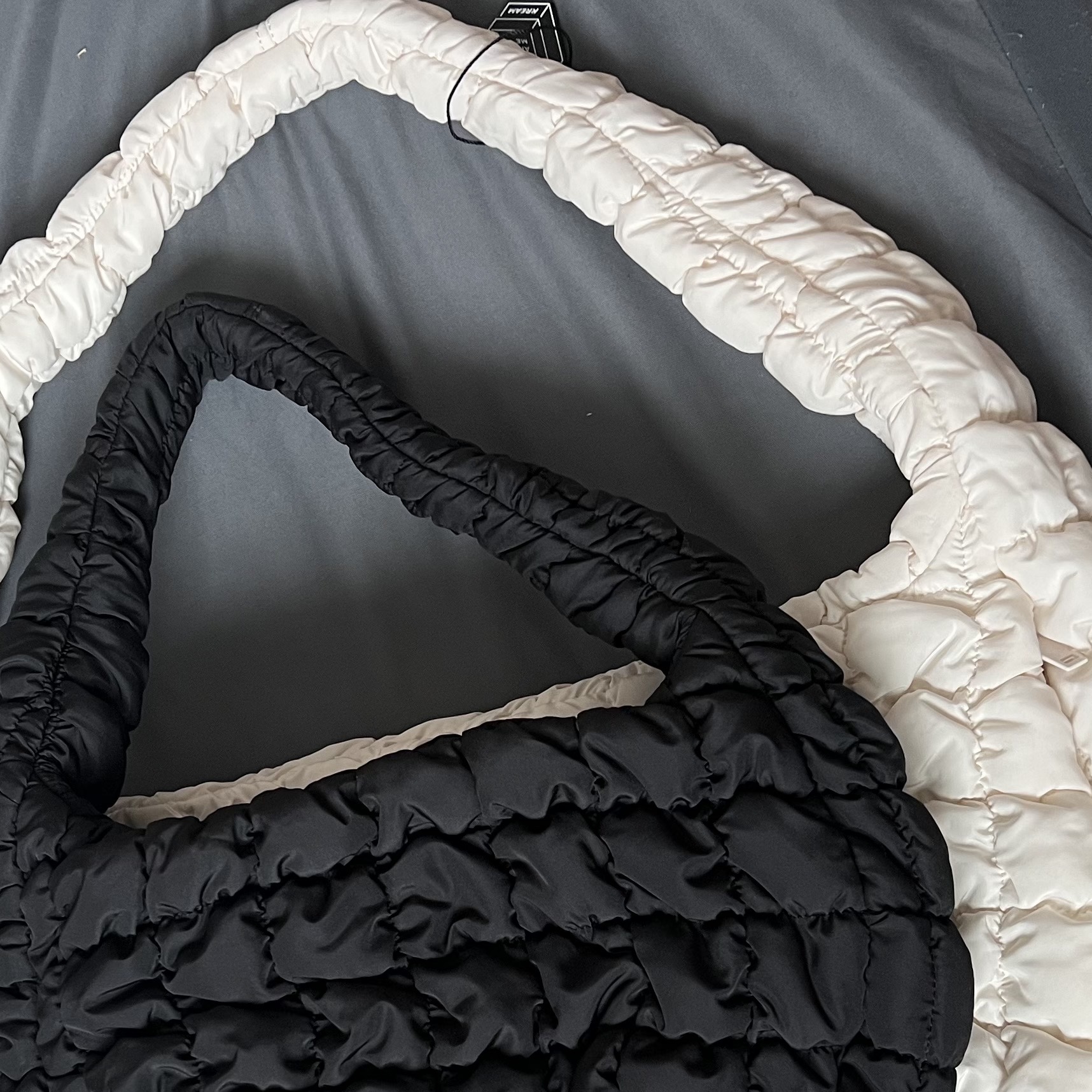 COS Quilted Mini Bag Black, COS Quilted Oversized Shoulder Bag Off White Light Beige 착용 스타일