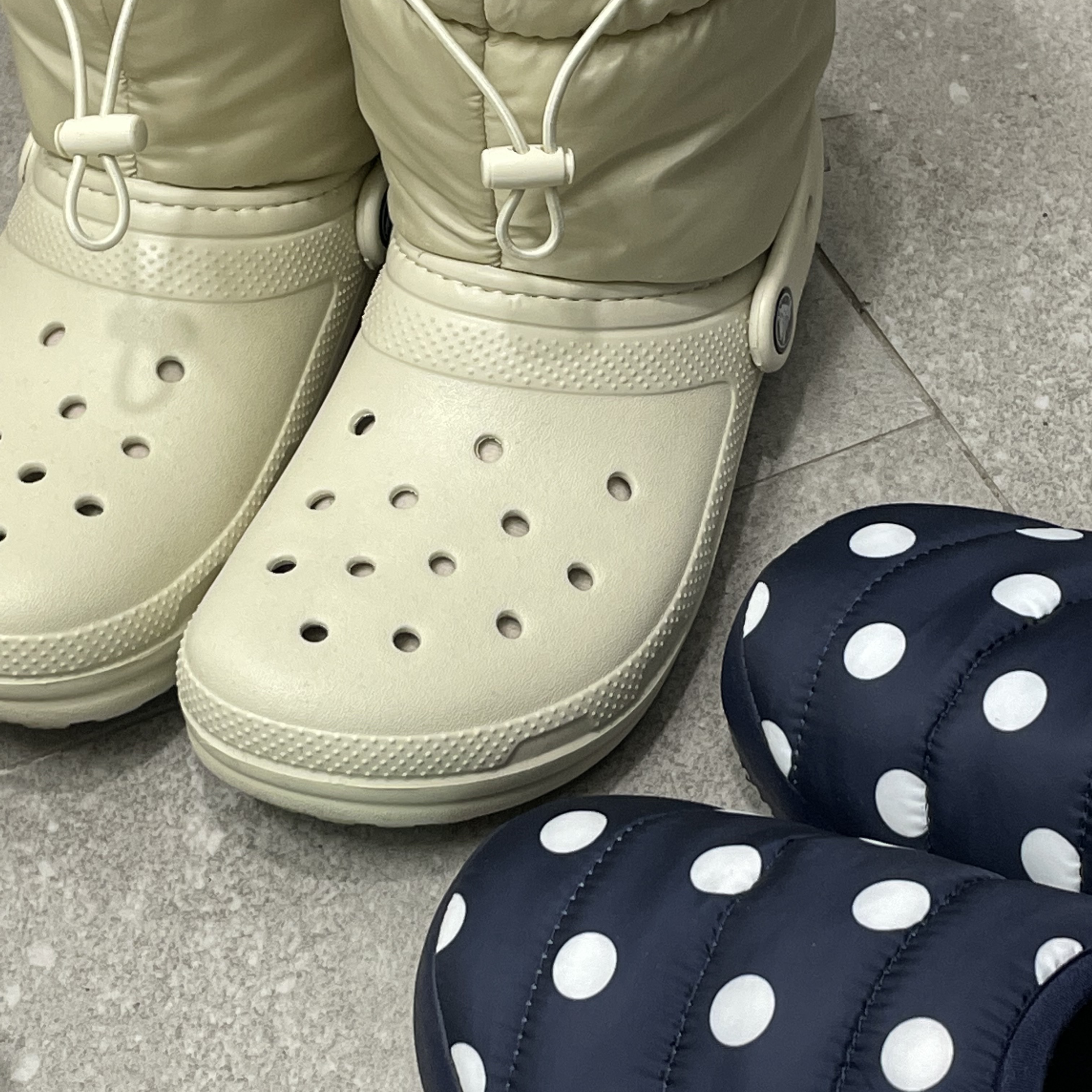 (Kids) Crocs Classic Lined Neo Puff Boot Bone, COS Quilted Mini Bag Brown 착용 스타일 - 2