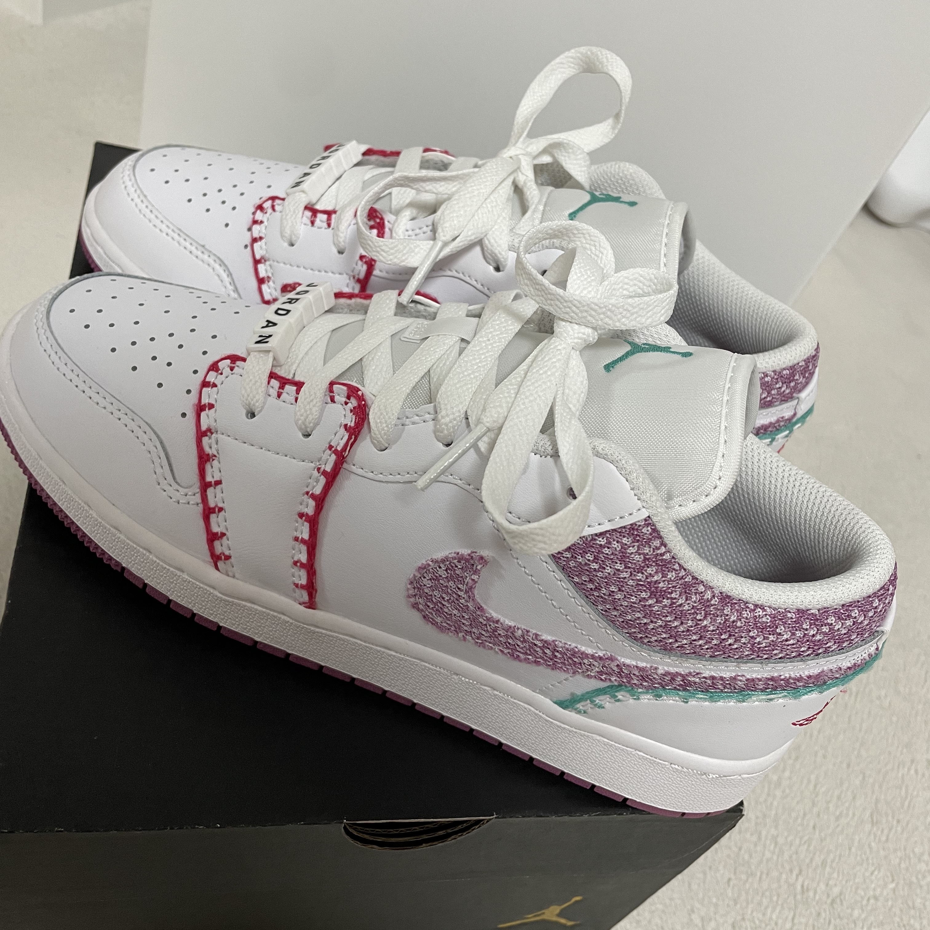 (GS) Jordan 1 Low SE White Light Bordeuax 착용 스타일 - 2