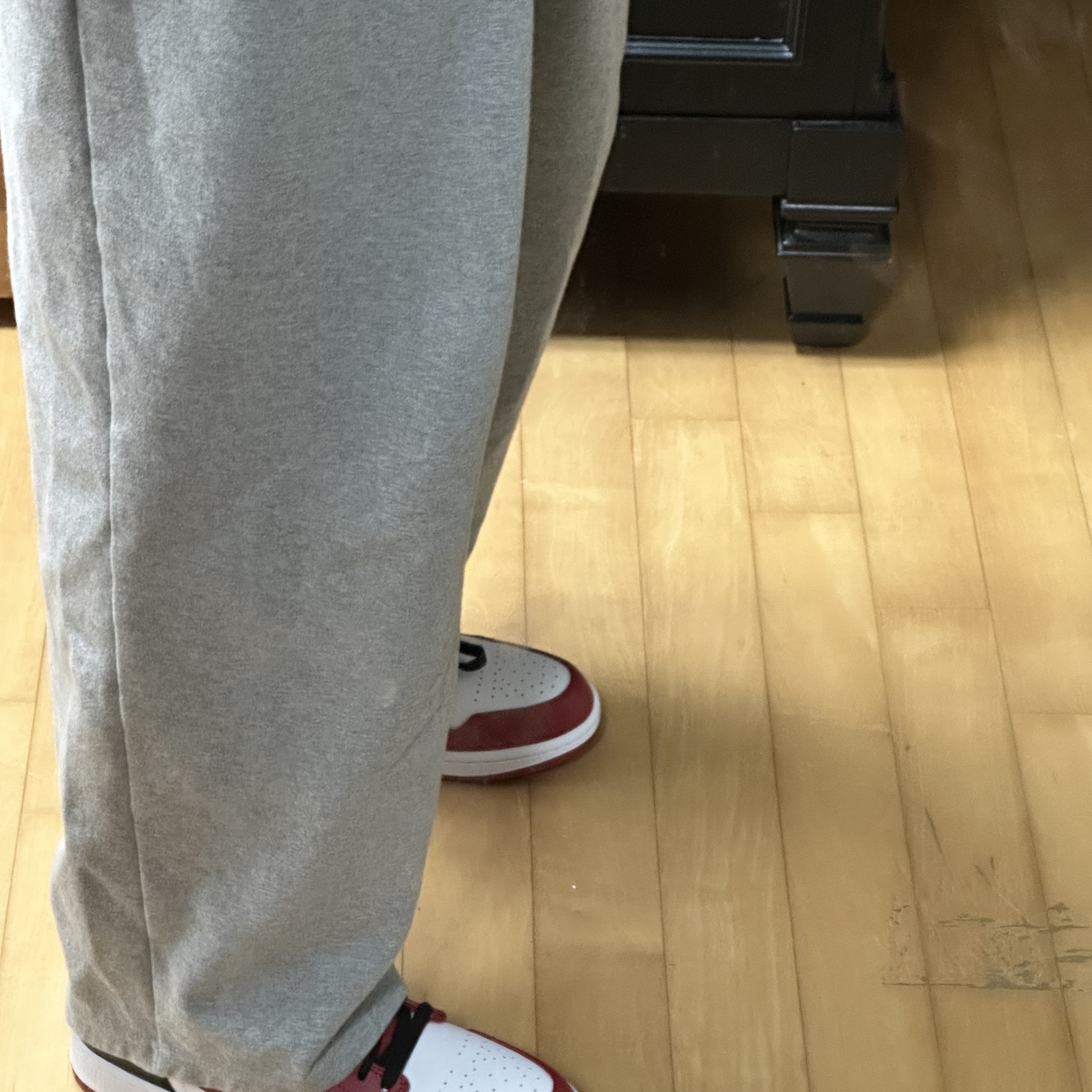 Jordan 1 Low White Gym Red Black 착용 스타일 - 2