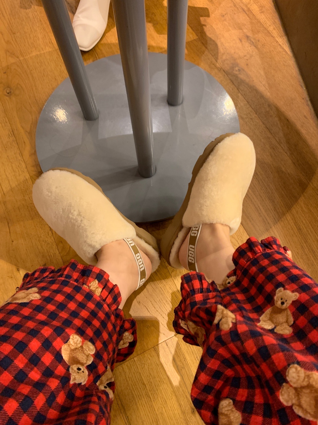 (Kids) UGG Fluff Yeah Clog Natural 착용 스타일 - 2