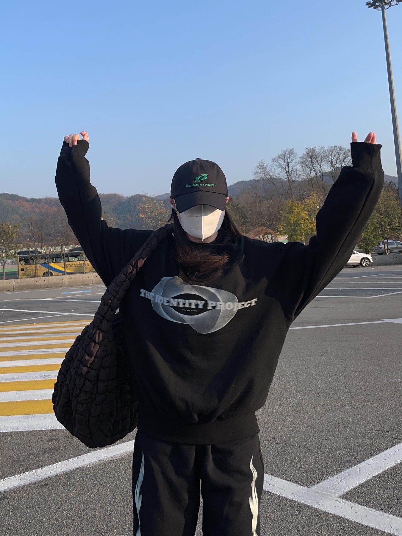 COS Quilted Oversized Shoulder Bag Brown, Nike Dunk Low Retro Varsity Green 착용 스타일 - 2