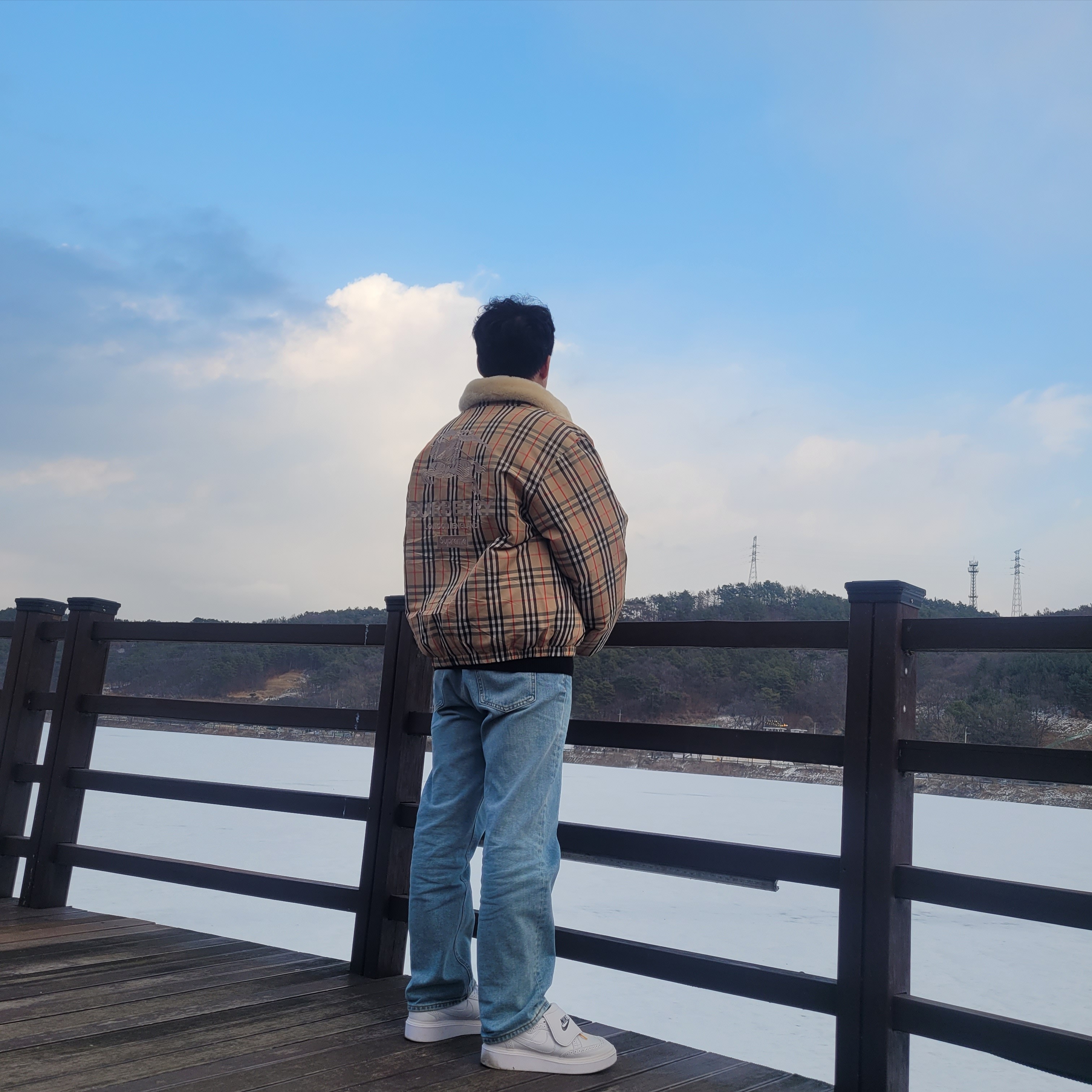 Supreme x Burberry Shearling Collar Down Puffer Jacket Beige - 22SS, Nike x Peaceminusone Kwondo1 White 착용 스타일 - 3