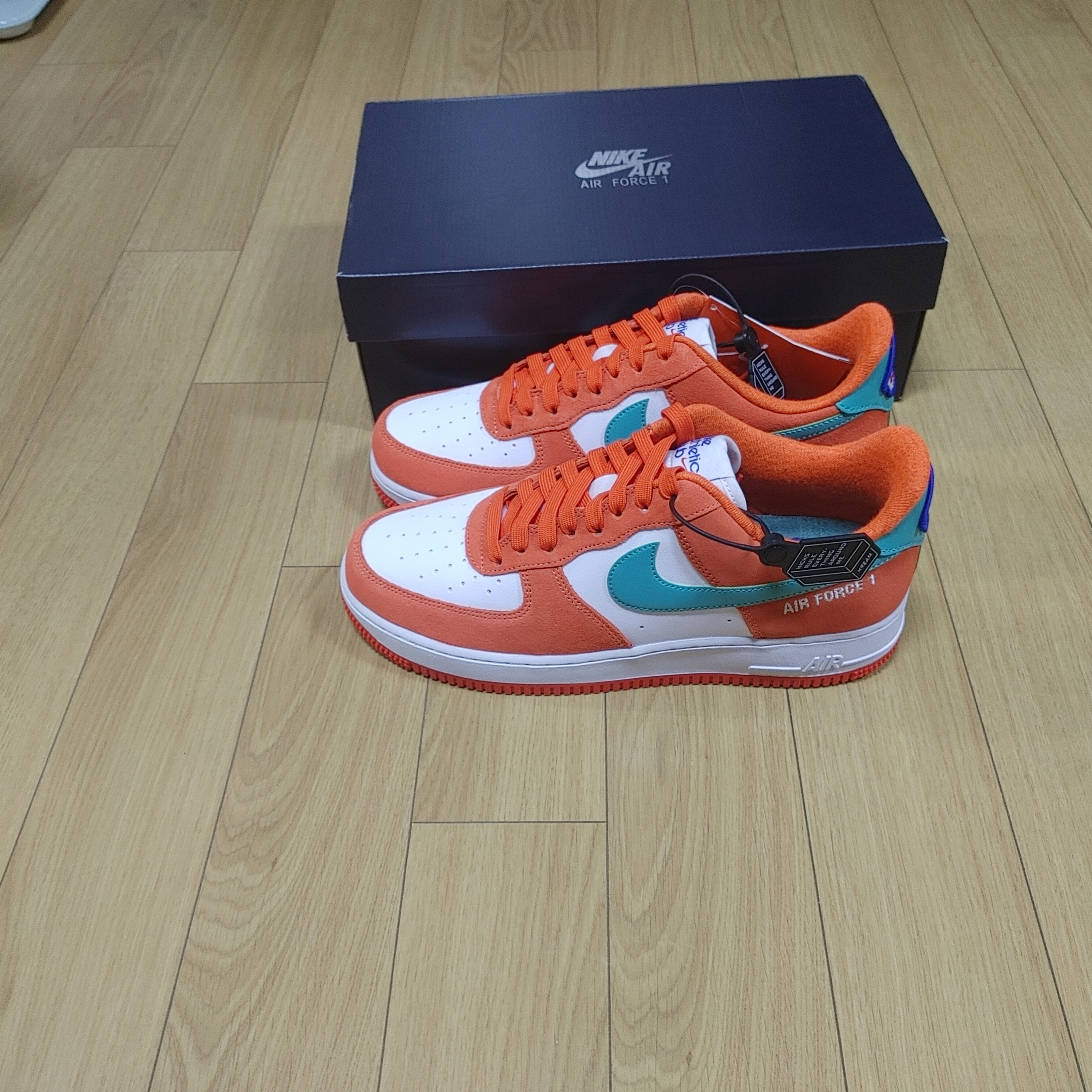 Nike Air Force 1 '07 LV8 Athletic Club Rush Orange Washed Teal 착용 스타일 - 4