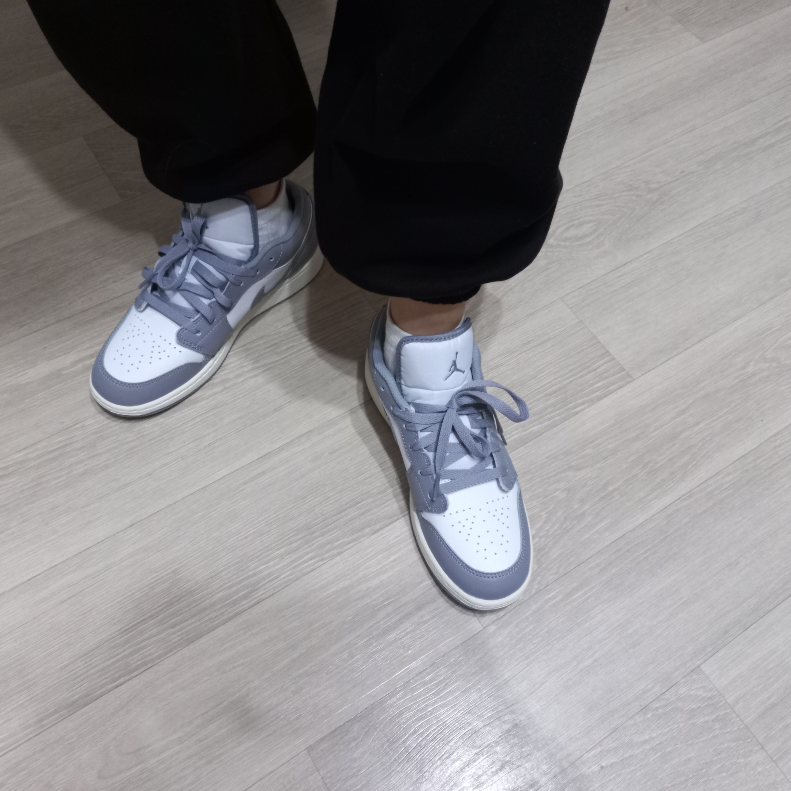 (GS) Jordan 1 Low Stealth and White 착용 스타일 - 1
