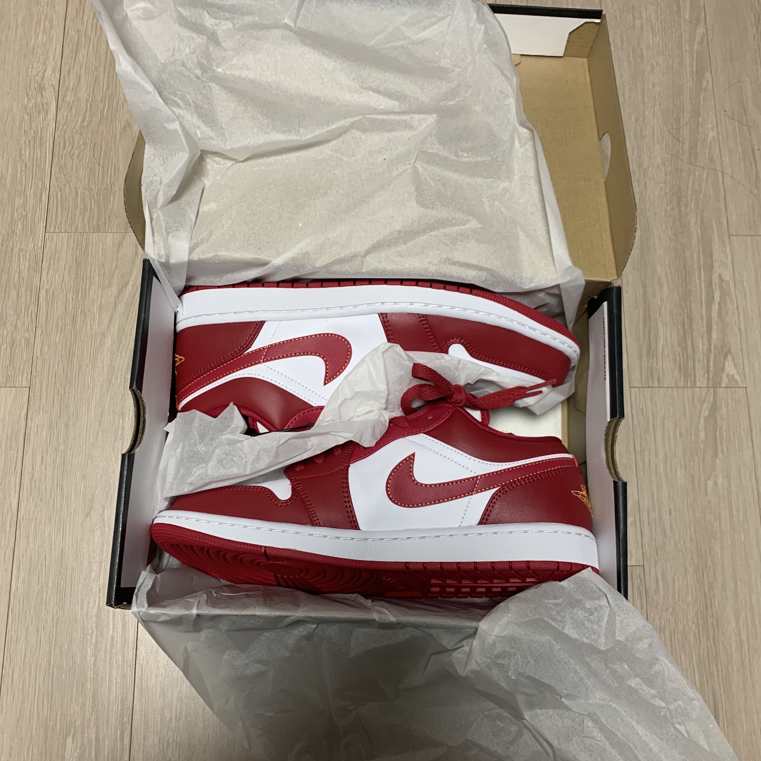 Jordan 1 Low Cardinal Red 착용 스타일 - 1