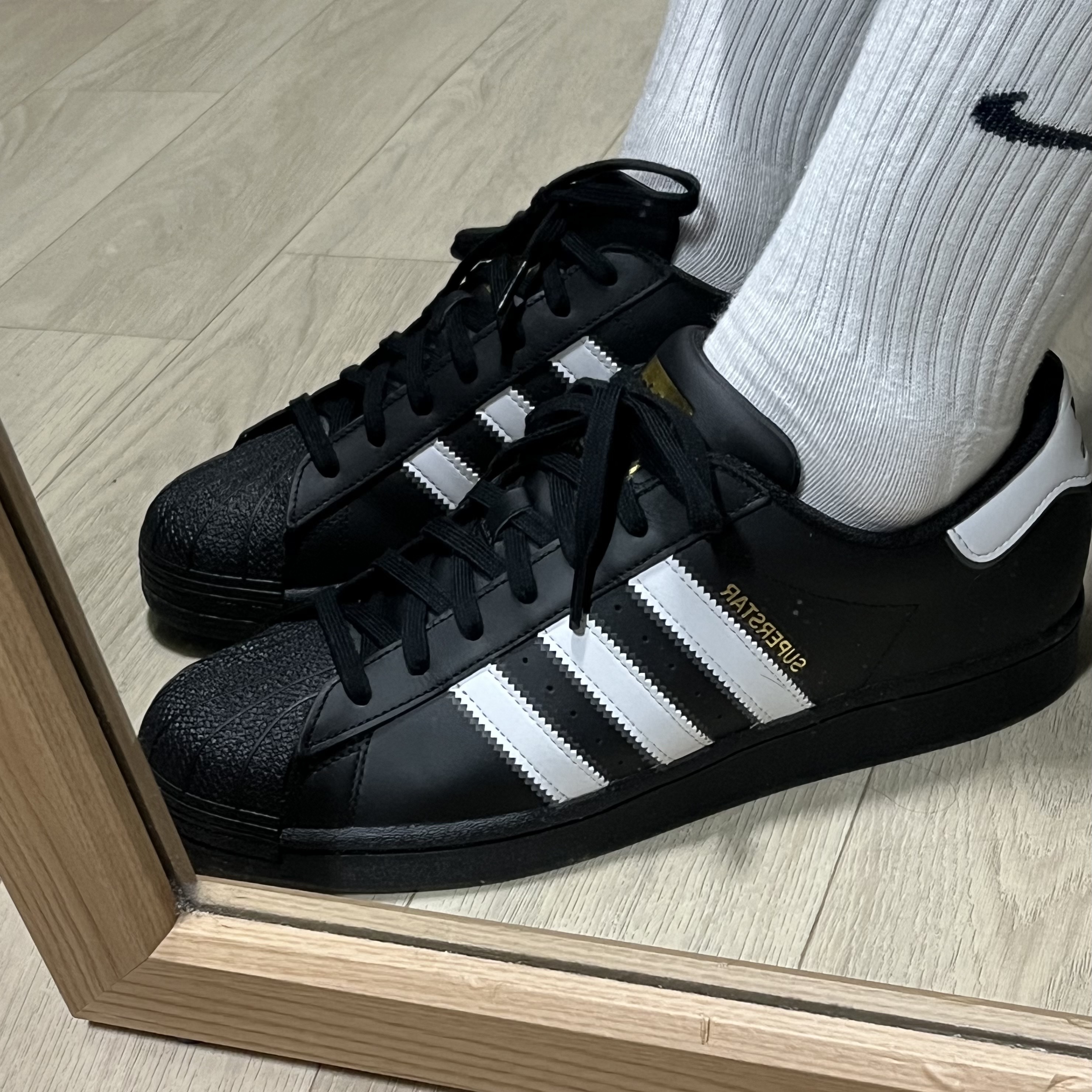 Adidas Superstar Core Black White 착용 스타일