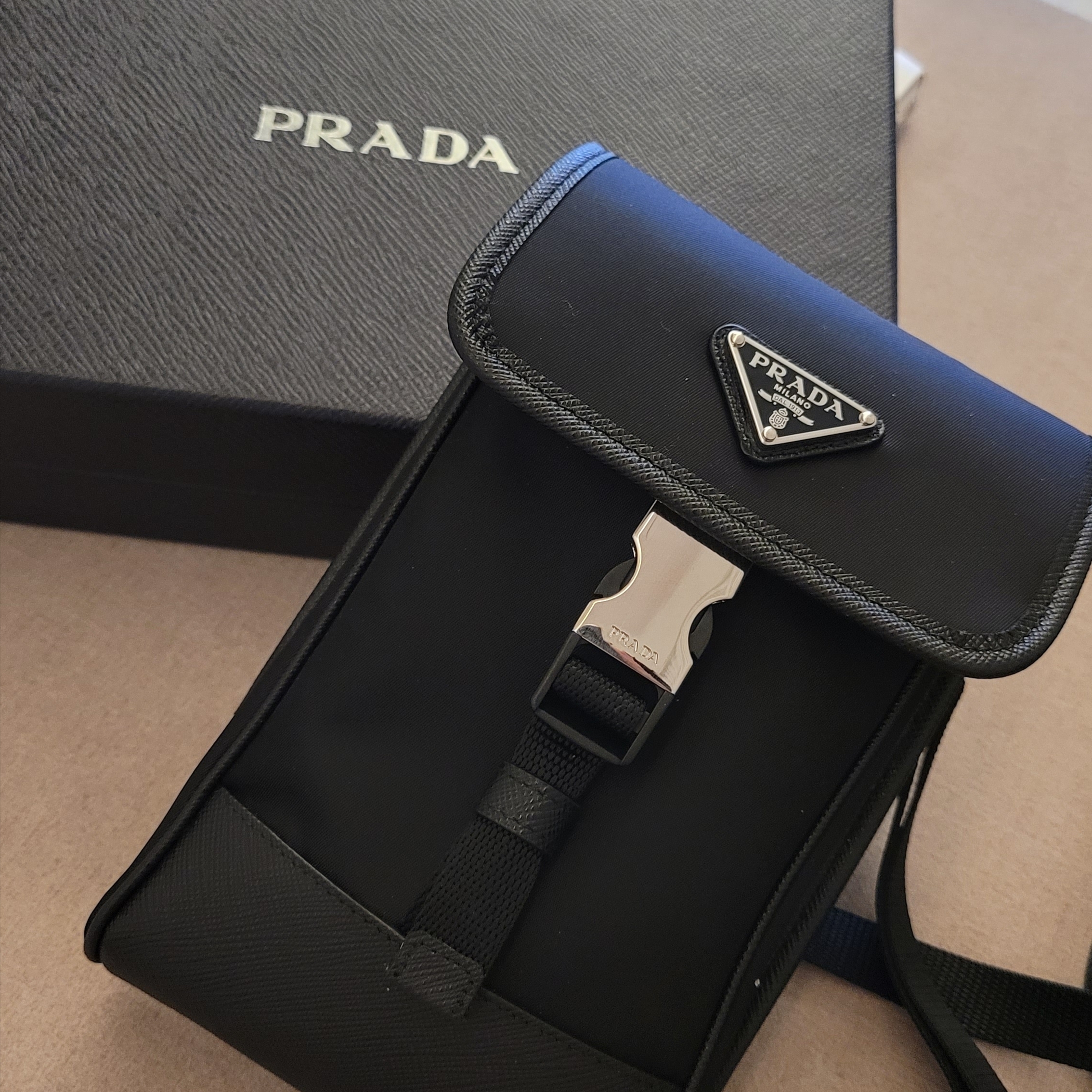 Prada Re-Nylon and Saffiano Leather Smartphone Case Black 착용 스타일