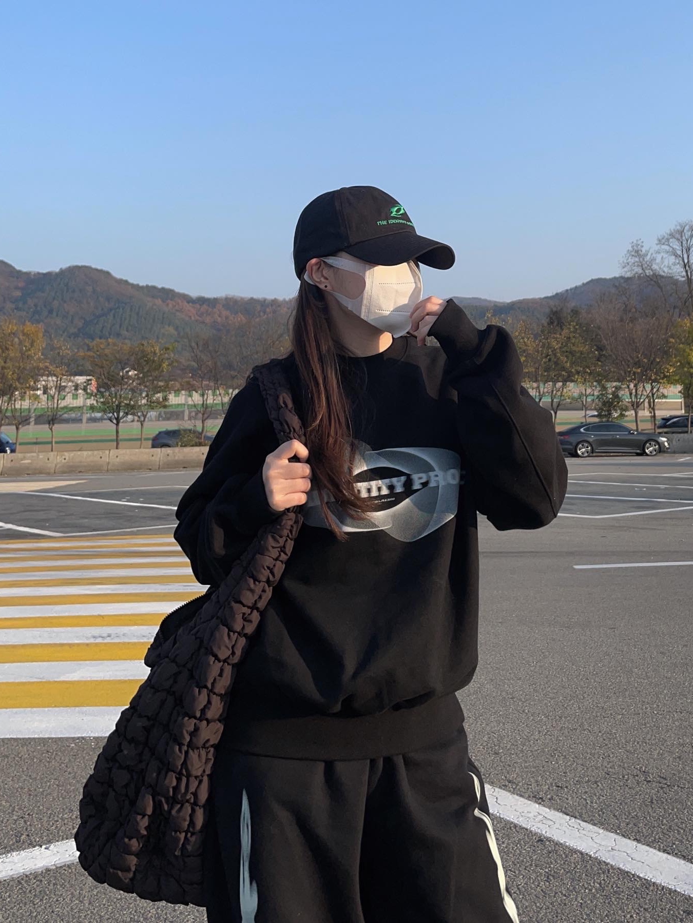 COS Quilted Oversized Shoulder Bag Brown, Nike Dunk Low Retro Varsity Green 착용 스타일 - 3