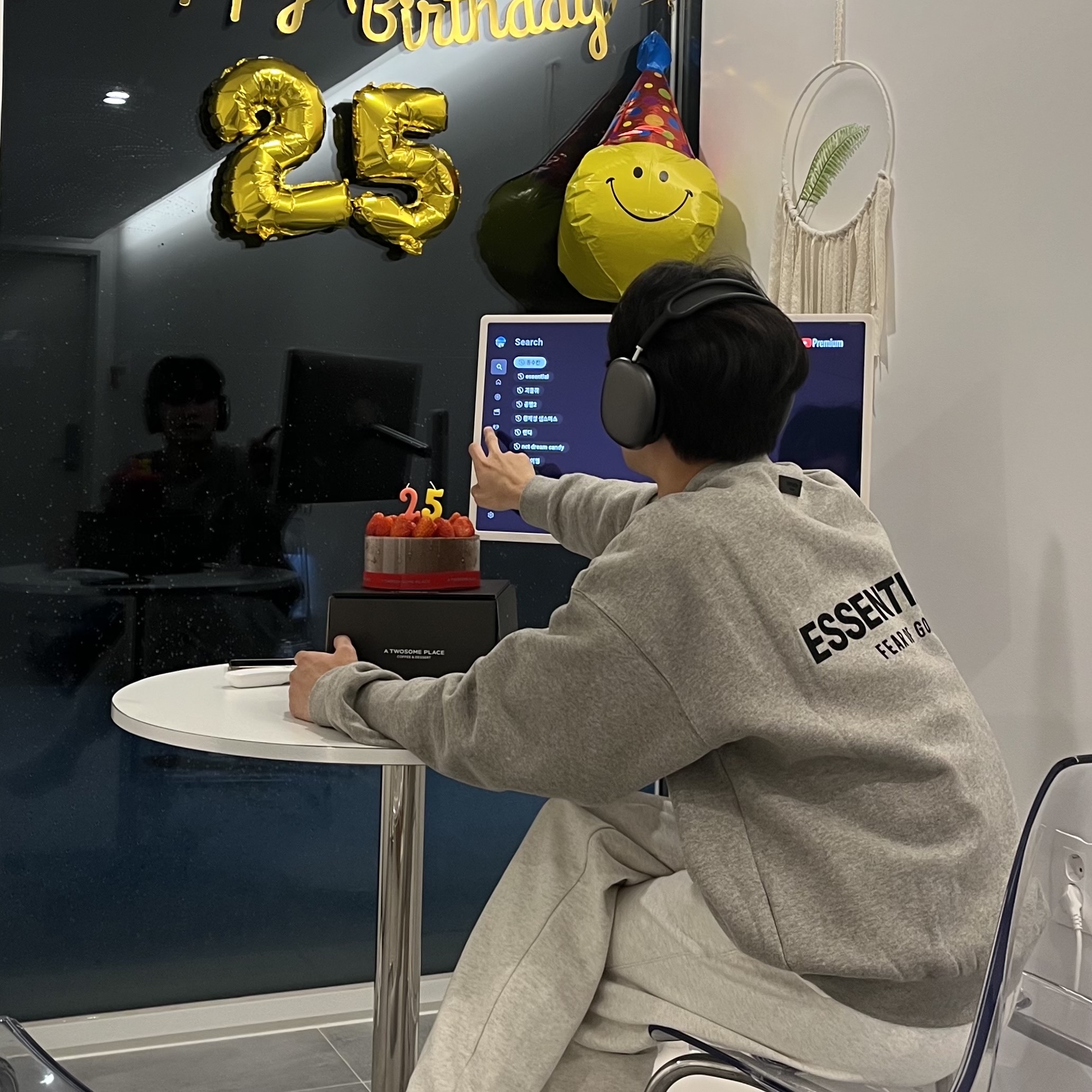 Apple AirPods Max Lightning Space Gray (Korean Ver.), Essentials The Core Collection Crewneck Sweatshirt Dark Oatmeal 착용 스타일 - 1
