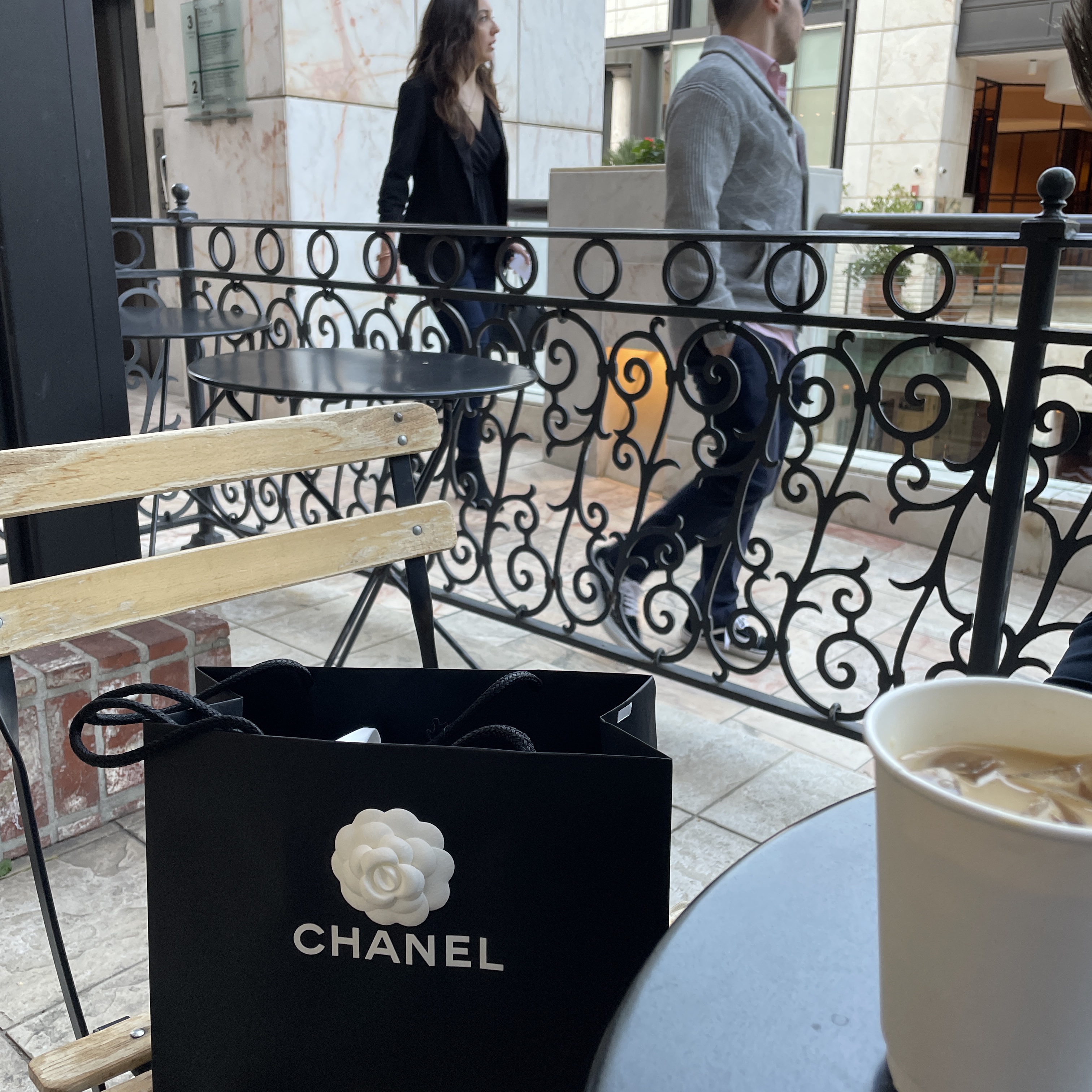 Chanel Classic Card Holder Grained Calfskin & Silver Black, (W) Chanel Earrings Metal Diamantes & Gold Crystal 착용 스타일 - 1