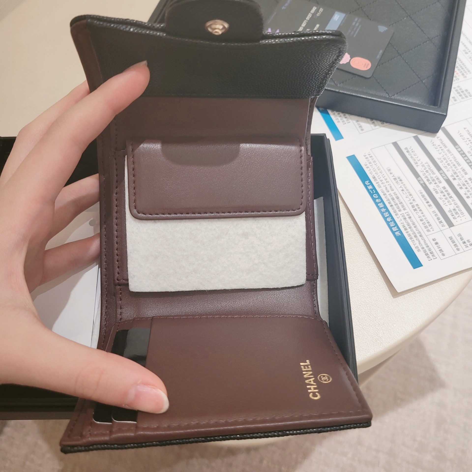 Chanel Classic Small Flap Wallet Grained Calfskin & Gold Black 착용 스타일