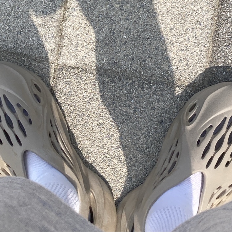 Adidas Yeezy Foam RNNR Stone Sage 착용 스타일