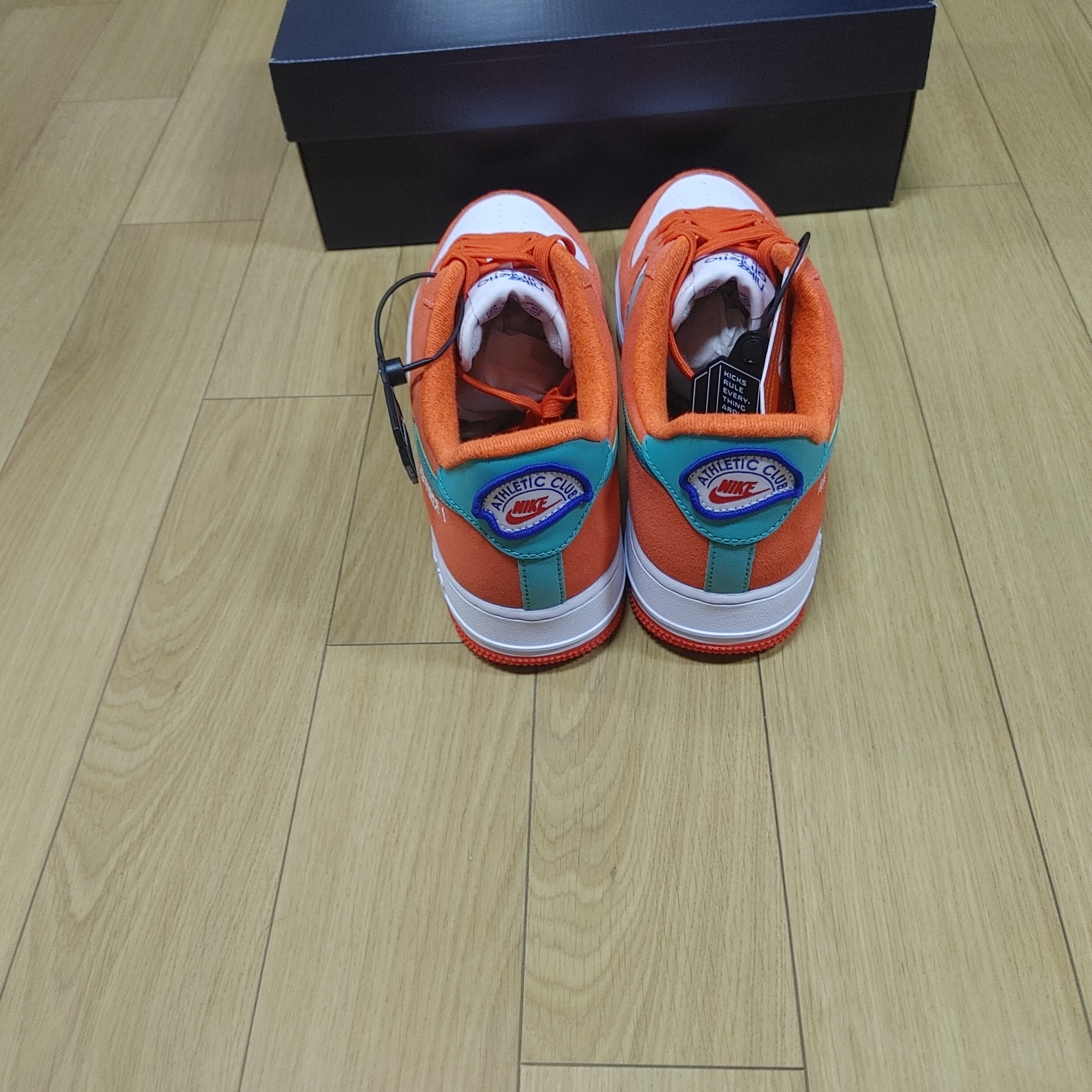 Nike Air Force 1 '07 LV8 Athletic Club Rush Orange Washed Teal 착용 스타일 - 3