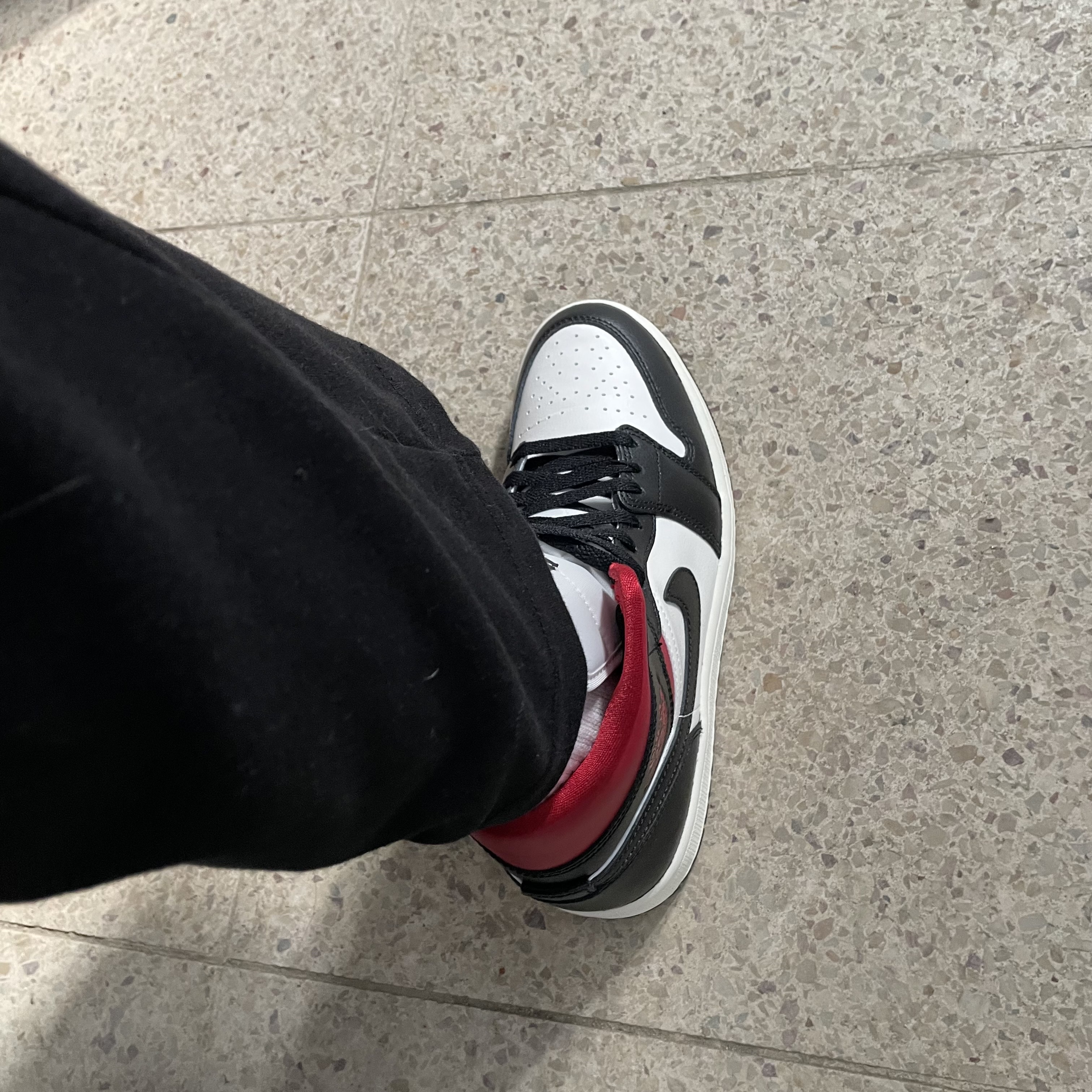 (W) Jordan 1 Mid Black Gym Red 착용 스타일