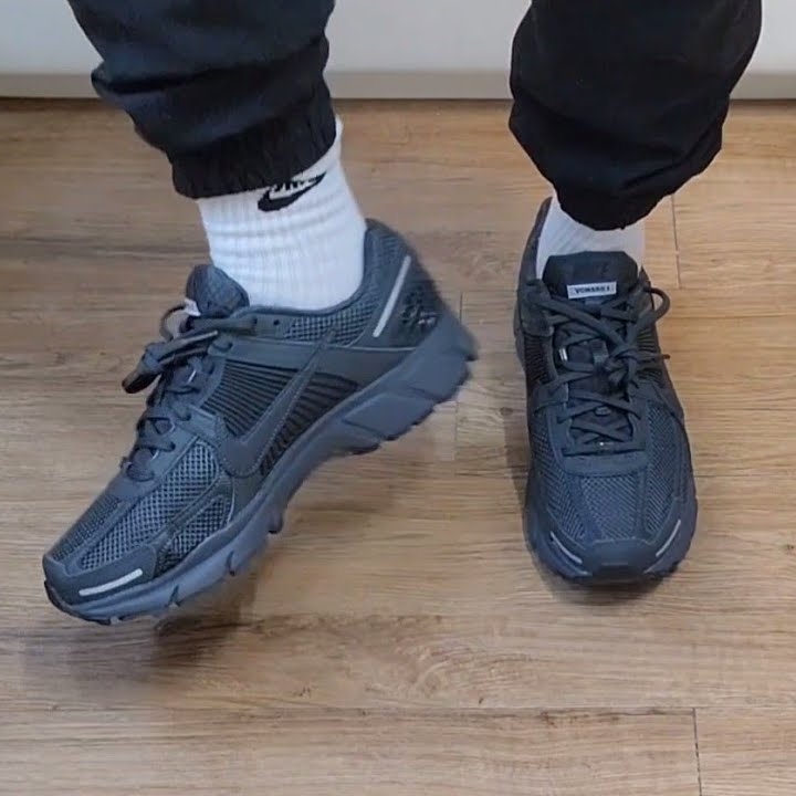 Nike Zoom Vomero 5 SP Anthracite 2023, Nike Zoom Vomero 5 SP Vast Grey 2023 착용 스타일 - 1