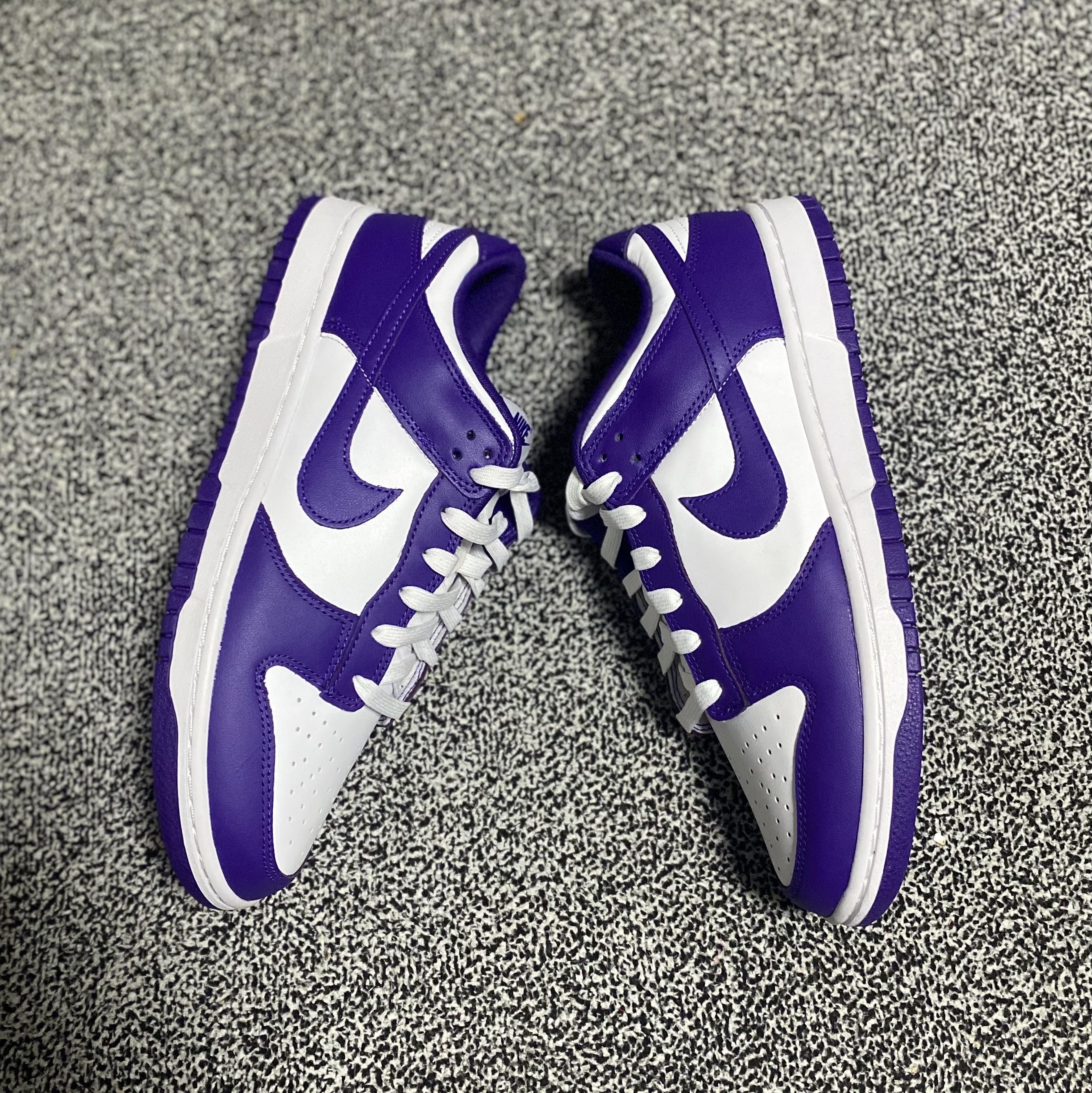 Nike Dunk Low Retro Championship Court Purple 착용 스타일 - 2