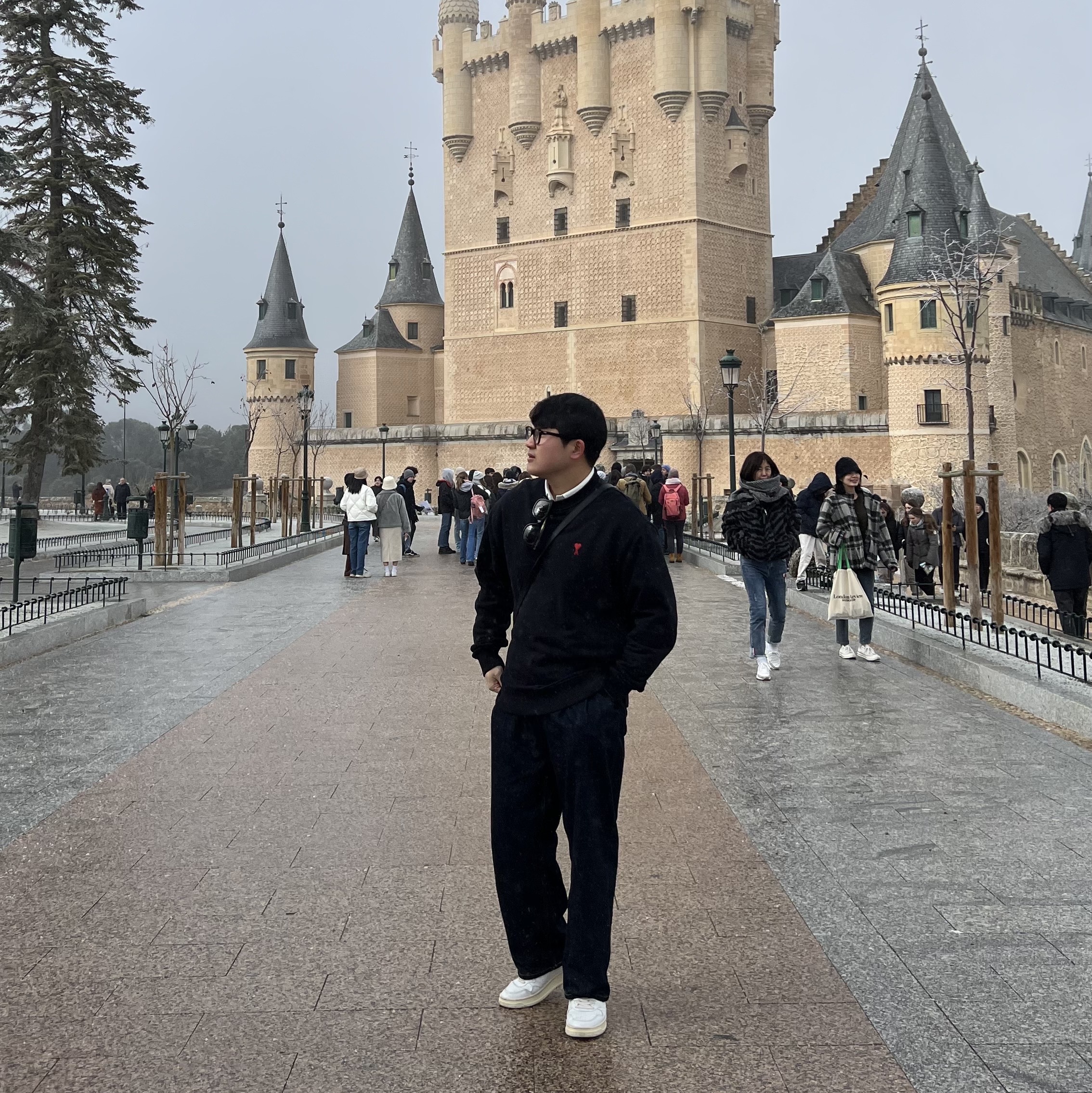 Autry Medalist Low Leather Sneakers White Green, AMI de Coeur Sweatshirt Black 착용 스타일 - 2