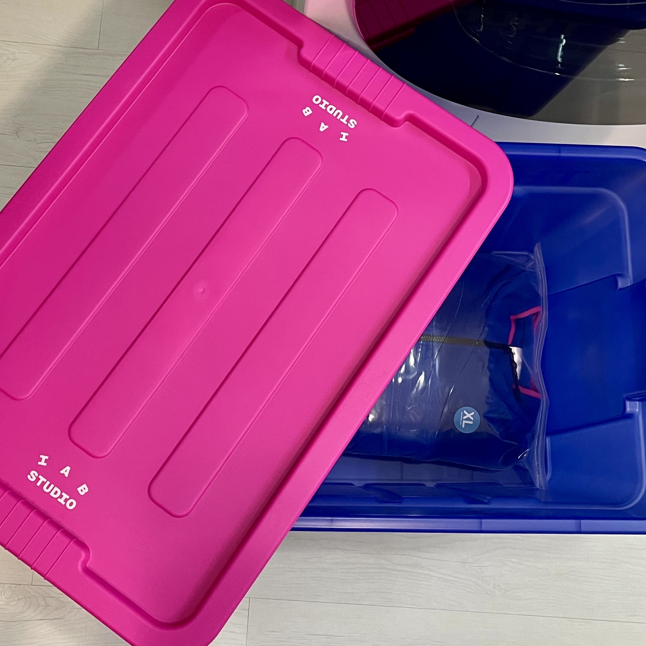 IAB Studio x Thor Fleece Blue Pink, IAB Studio x Thor 75L Container Blue Pink 착용 스타일 - 3