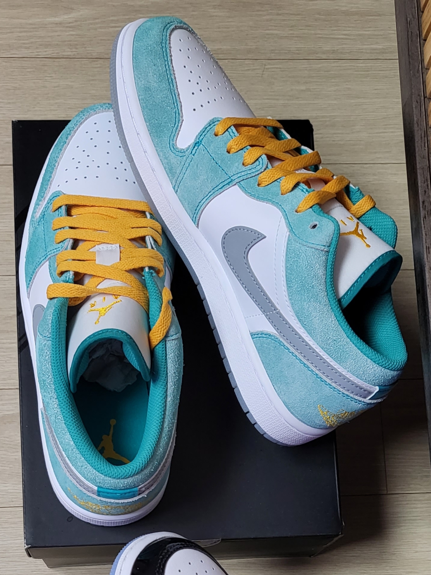 Jordan 1 Low SE New Emerald 착용 스타일