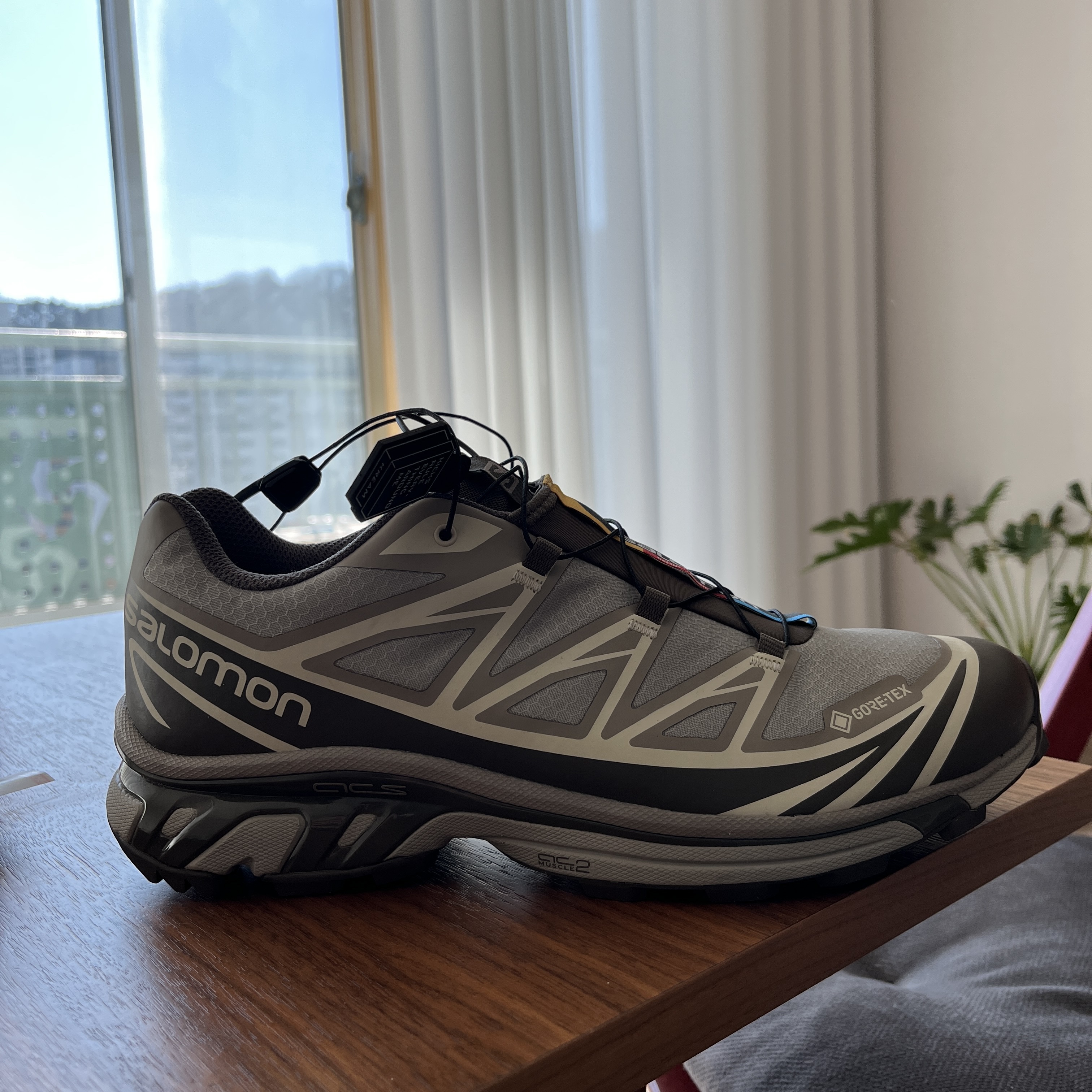 Salomon XT-6 Gore-Tex Vintage Khaki 착용 스타일